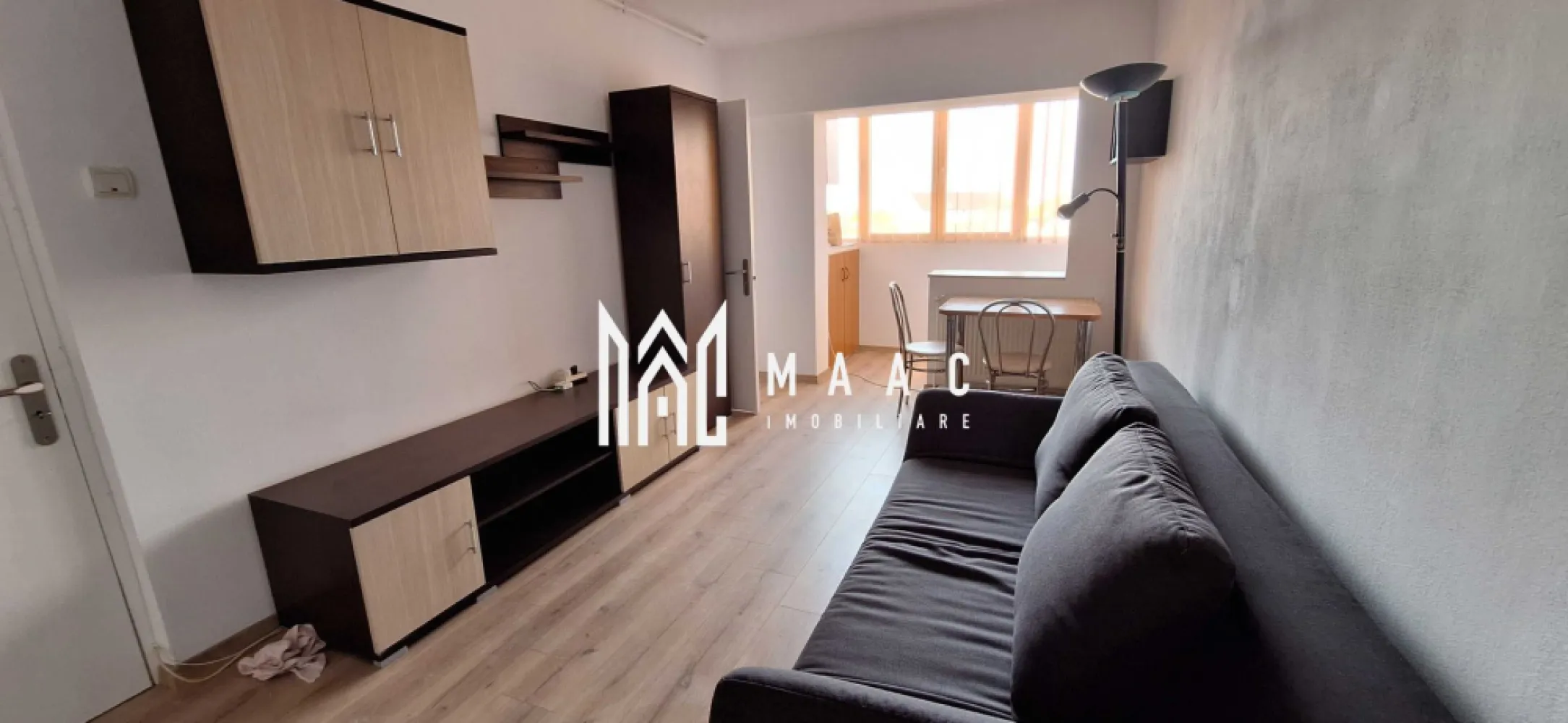 Garsoniera | Etaj 2 | Balcon | Hipodrom 4 - MAAC Imobiliare vă propune spre închiriere o garsonieră complet renovată, situată la etajul 2, într-o zonă accesibilă din Sibiu.
Locuința este complet utilată și pregătită pentru mutare imediată.

Detalii garsonieră
Suprafață utilă: 30 mp
Etaj: 2
Balcon închis
Compartimentare practică și eficientă
Dotări și avantaje
Complet renovată
Centrală termică proprie
Mobilată și utilată
Costuri reduse de întreținere
Gata de locuit
Avantaje locație
La doar 50 m de stația de autobuz
Aproape de magazine (100 m)
Zonă cu acces rapid către punctele de interes din oraș
Condiții închiriere
Preț: 250 €/lună
Garanție: o lună
cuplu
Pentru detalii suplimentare, consultanță sau programarea unei vizionări, va rugăm să ne contactati specificand ID: CP3076824