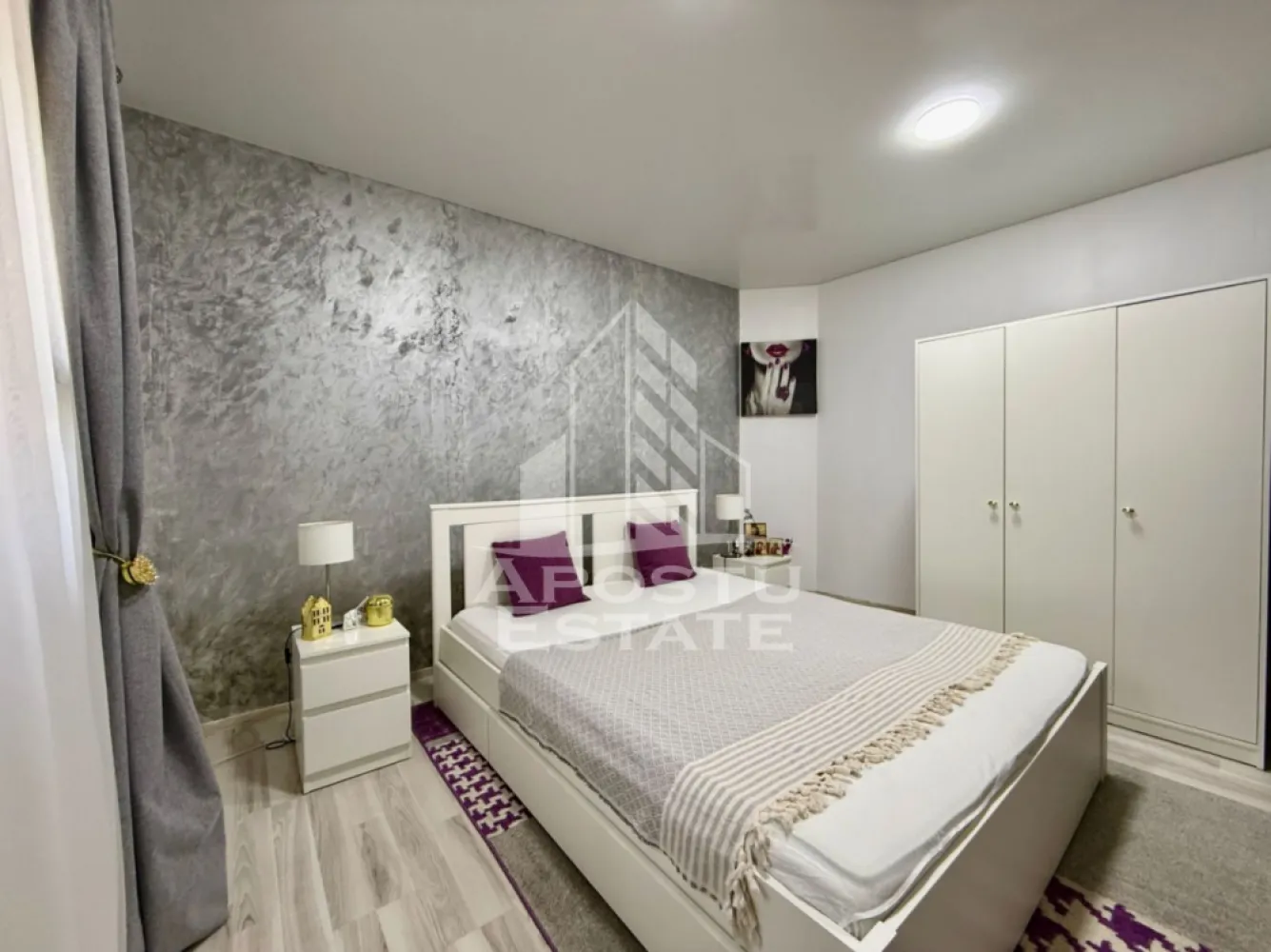 Apartament cu 2 camere si curte de vanzare in Complexul Studentesc - Agentia imobiliara APOSTU ESTATE va propune spre vanzare un apartament decomandat, cu 2 camere situat in zona Complexului Stidentesc din Timisoara, judetul Timis. 
Apartamentul beneficiaza de o curte proprie de 133mp, ingradita si foarte frumos amenajata, oferind astfel un spatiu de relaxare exterior. In curte se regasesc 2 zone care pot fi folosite ca terase, o zona amenajata cu spatii verzi si flori si 4 magazii pentru depozitare. 
Constructia este solida, realizata integral din caramida si renovata complet, inclusiv instalatiile electrice si cele sanitare. 
Confortul termic se realizeaza prin intermediul centralei proprii pe gaz cu sistem de incalzire prin calorifere. 
Cu o suprafata utila de 51mp, proprietatea este compartimentata astfel: 
- bucatarie inchisa cu camara mare 
- living spatios 
- dormitor 
- baie cu dus si geam pentru aerisire naturala 

Toate ferestrele apartamentului au priveliste catre curtea interioara a imobilului. 
Proprietatea se vinde complet mobilata si utilata, cum se vede in imagini.

Agentia imobiliara Apostu Estate va ofera consultanta bancara gratuita prin intermediul colaboratorilor nostri pentru alegerea celui mai potrivit tip de credit, astfel incat tu sa devi noul proprietar al acestui imobil.
Va asteptam cu drag la o vizionare!
