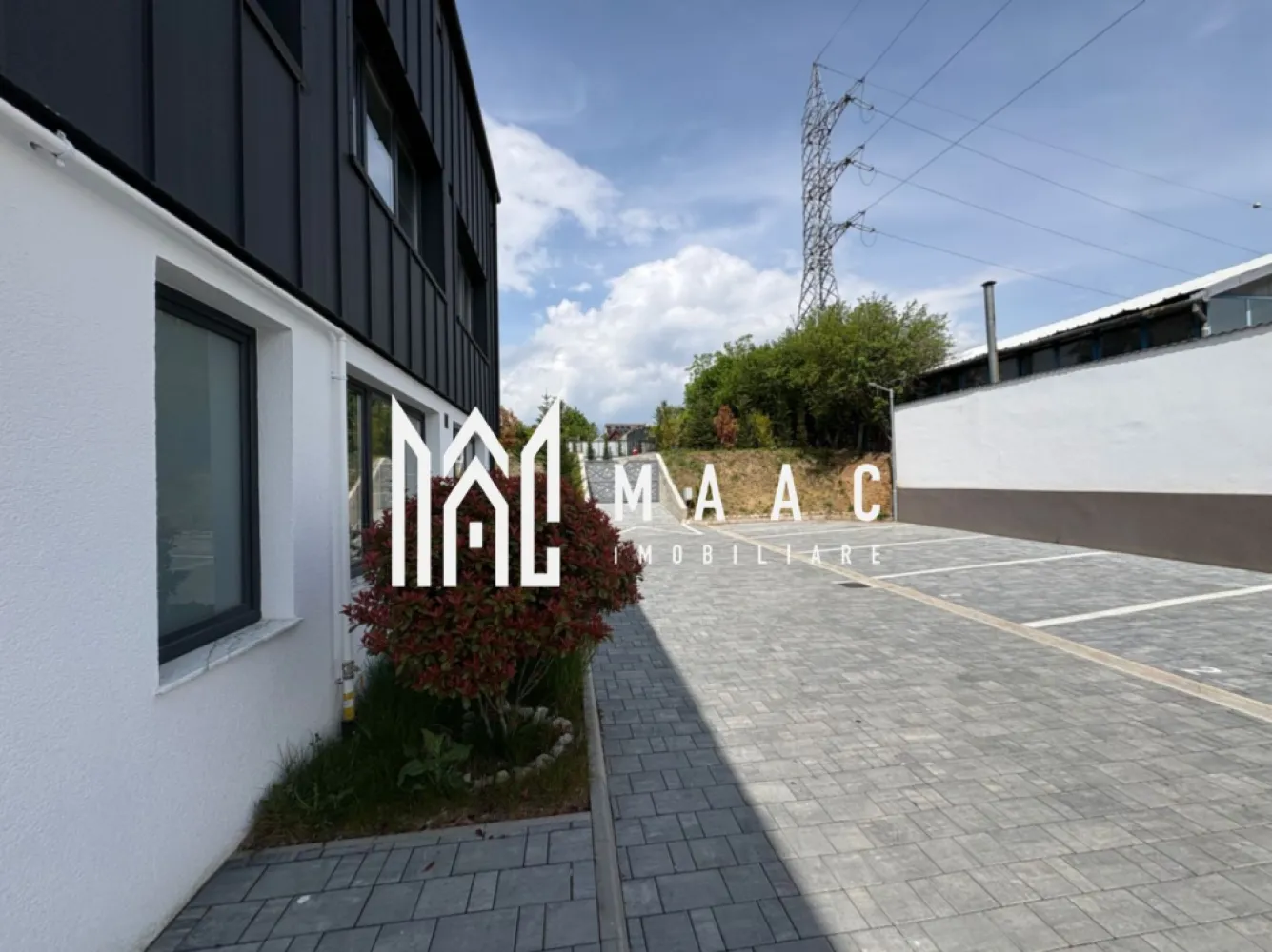Apartament 3 camere I 2 locuri de parcare I Turnisor - MAAC Imobiliare va propune spre vânzare un apartament nou, situat la etajul 1/2 intr-un imobil din zona Turnisor.

Locuinta are living cu bucatarie open-space, 2 dormitoare, baie cu geam de aerisire.

Aferente-doua locuri de parcare in curtea imobilului.Curte privata cu bariera

Aparatamentul se vinde la mobilat, baia utilata , parchet triplu stratificat, uși Portadors , centarala ,încălzire în pardoseală, jaluzele de aluminiu pe exterior, jaluzele verticale la interior

Pentru mai multe detalii, precizați telefonic că ați văzut anunțul cu ID CP3075927