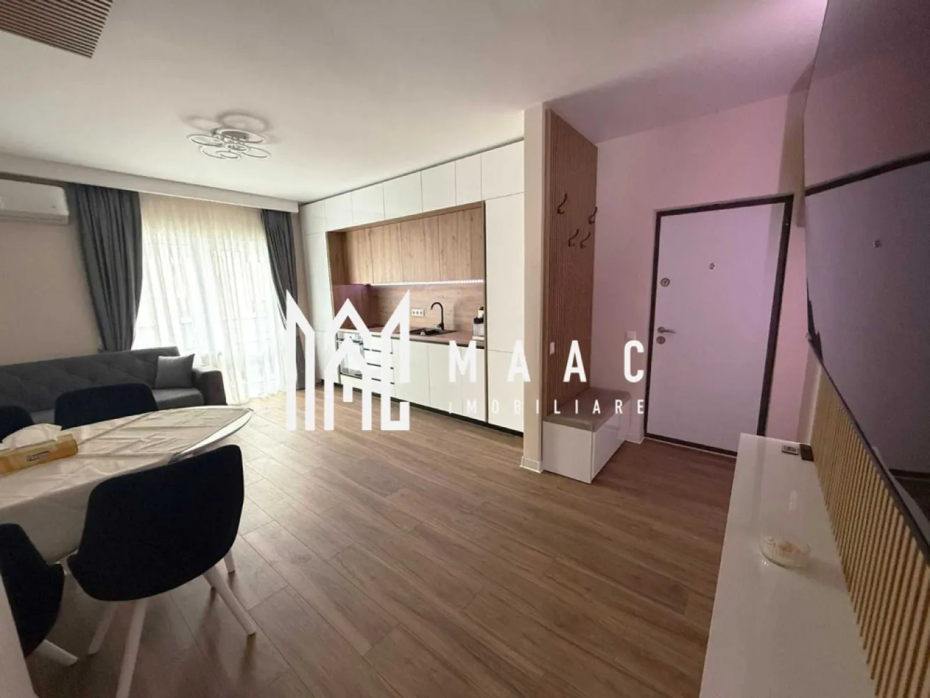 Apartament 3 camere | Etaj 1 | Balcon | Parcare | Doamna Stanca - Apartament 3 camere de închiriat Sibiu – construcție 2025 – prima închiriere – parcare privată

MAAC Imobiliare vă propune spre închiriere un apartament nou, aflat la prima închiriere, situat într-un imobil construit în 2025, cu regim redus de înălțime P+3, într-o zonă liniștită și apreciată din Sibiu.

Locuința este amenajată cu finisaje premium, mobilier realizat la comandă și electrocasnice moderne, fiind pregătită pentru mutare imediată.

Detalii apartament
3 camere
Etaj: 1
Balcon: 8 mp
Loc de parcare privat
Compartimentare eficientă și spații generoase
Compartimentare
Living spațios cu ieșire pe balcon
Bucătărie complet mobilată și utilată
2 dormitoare
2 holuri cu spații de depozitare
Baie de 7 mp cu geam de aerisire
Balcon cu acces din living și dormitor
Dotări și finisaje premium
Încălzire în pardoseală
Aer condiționat
TV Smart 4K
Mobilier realizat la comandă
Riflaj decorativ cu LED
Canapea premium
Draperii pe comandă
Dulapuri cu oglinzi integrate
Bucătărie complet echipată:
Mașină de spălat vase încorporată
Plită electrică
Cuptor electric
Frigider și congelator
Hotă
Baie:
Cadă
Geam pentru aerisire naturală
Mașină de spălat rufe
Uscător haine
Avantaje
Prima închiriere
Construcție nouă 2025
Regim redus de înălțime
Zonă liniștită
Multă lumină naturală
Locuință pregătită complet pentru mutare

Pentru mai multe detalii, precizati telefonic ca ati vazut anuntul cu ID: CP3075386