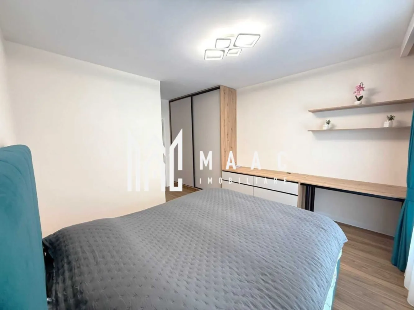 Apartament 3 camere | Etaj 1 | Balcon | Parcare | Doamna Stanca - Apartament 3 camere de închiriat Sibiu – construcție 2025 – prima închiriere – parcare privată

MAAC Imobiliare vă propune spre închiriere un apartament nou, aflat la prima închiriere, situat într-un imobil construit în 2025, cu regim redus de înălțime P+3, într-o zonă liniștită și apreciată din Sibiu.

Locuința este amenajată cu finisaje premium, mobilier realizat la comandă și electrocasnice moderne, fiind pregătită pentru mutare imediată.

Detalii apartament
3 camere
Etaj: 1
Balcon: 8 mp
Loc de parcare privat
Compartimentare eficientă și spații generoase
Compartimentare
Living spațios cu ieșire pe balcon
Bucătărie complet mobilată și utilată
2 dormitoare
2 holuri cu spații de depozitare
Baie de 7 mp cu geam de aerisire
Balcon cu acces din living și dormitor
Dotări și finisaje premium
Încălzire în pardoseală
Aer condiționat
TV Smart 4K
Mobilier realizat la comandă
Riflaj decorativ cu LED
Canapea premium
Draperii pe comandă
Dulapuri cu oglinzi integrate
Bucătărie complet echipată:
Mașină de spălat vase încorporată
Plită electrică
Cuptor electric
Frigider și congelator
Hotă
Baie:
Cadă
Geam pentru aerisire naturală
Mașină de spălat rufe
Uscător haine
Avantaje
Prima închiriere
Construcție nouă 2025
Regim redus de înălțime
Zonă liniștită
Multă lumină naturală
Locuință pregătită complet pentru mutare

Pentru mai multe detalii, precizati telefonic ca ati vazut anuntul cu ID: CP3075386