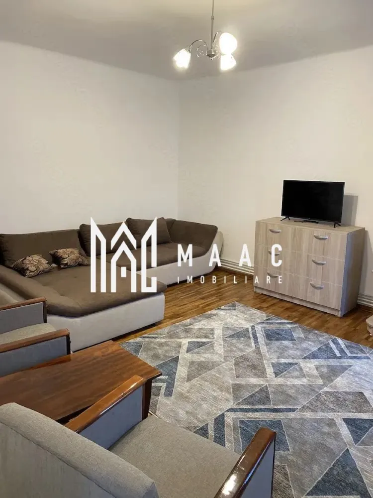 Garsoniera | 50 MPU | Zona Centrala - MAAC Imobiliare vă propune spre închiriere o garsonieră recent renovată, situată la casă, într-o zonă centrală și liniștită, ideală pentru o persoană sau un cuplu care își dorește confort și acces rapid către principalele puncte de interes ale orașului.

Proprietatea se remarcă prin suprafața generoasă, atmosfera primitoare și poziționarea excelentă, fiind aproape de facultăți, centre comerciale și mijloace de transport. Curtea interioară și zona liniștită oferă un plus de confort și intimitate.

Compartimentare:
cameră spațioasă și luminoasă
bucătărie
baie
hol

Dotări și avantaje:
recent renovată
situată la casă
centrală termică pe gaz
costuri mici la întreținere
curte interioară
loc de parcare
zonă centrală și liniștită
acces rapid către facultăți și mall

Localizare:
Zonă centrală, cu acces facil către toate punctele de interes din oraș.

Condiții de închiriere:
garanție: echivalentul unei chirii lunare
disponibilitate: imediată

Pentru mai multe detalii sau pentru programarea unei vizionări, vă rugăm să ne contactați specificând: ID: CP3072988