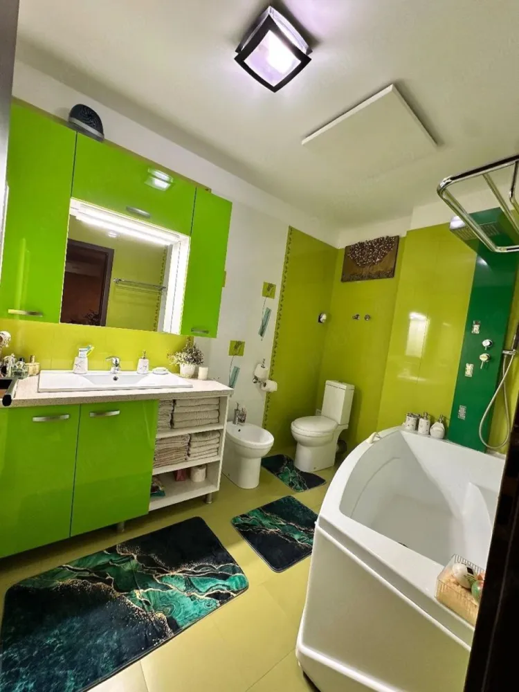 De Inchiriat apartament cu două camere, Aleea Meteo, 400 Euro - Închiriez apartament cu 2 camere, cu suprafața de 88 mp, situat într-un bloc construit în 2012, pe strada Aleea Meteo nr. 4, în municipiul Galați, în zona Bariera Traian, lângă Terra Clinic.
Apartamentul este complet mobilat și utilat, fiind pregătit pentru mutare imediată. Dispune de:
- balcon închis;
- aer condiționat;
- centrală termică pe gaz;
- spații generoase și bine compartimentate.
Pret 400 euro/luna.
La incheierea contractului de inchiriere chiriasul va achita o chirie, o garantie egala cu o chirie si comisionul agentiei imobiliare.
În prețul chiriei este inclus și un loc de parcare bine delimitat, situat în curtea interioară a imobilului. Accesul în curte este permis doar locatarilor, pe bază de cartelă.
Blocul este relativ nou, foarte bine întreținut și amplasat la aproximativ 150 m de stația de autobuz.
Pentru mai multe detalii și vizionări, vă rog să sunați la numărul: 0746.252.252 Liliana Ene.