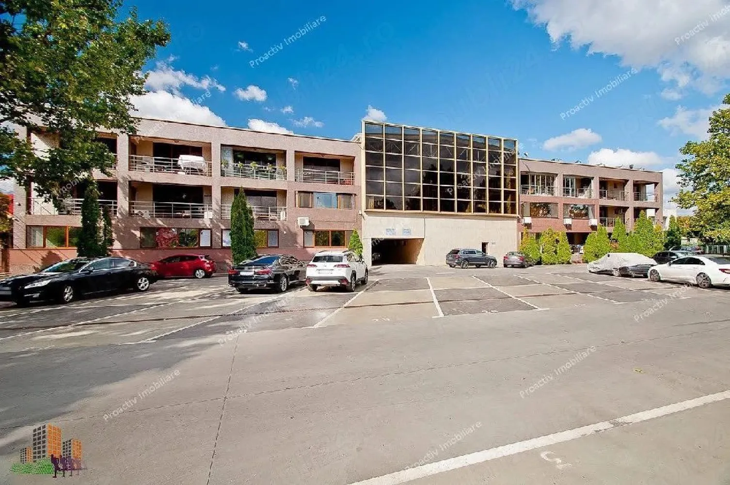 De Inchiriat apartament cu două camere, Aleea Meteo, 400 Euro - Închiriez apartament cu 2 camere, cu suprafața de 88 mp, situat într-un bloc construit în 2012, pe strada Aleea Meteo nr. 4, în municipiul Galați, în zona Bariera Traian, lângă Terra Clinic.
Apartamentul este complet mobilat și utilat, fiind pregătit pentru mutare imediată. Dispune de:
- balcon închis;
- aer condiționat;
- centrală termică pe gaz;
- spații generoase și bine compartimentate.
Pret 400 euro/luna.
La incheierea contractului de inchiriere chiriasul va achita o chirie, o garantie egala cu o chirie si comisionul agentiei imobiliare.
În prețul chiriei este inclus și un loc de parcare bine delimitat, situat în curtea interioară a imobilului. Accesul în curte este permis doar locatarilor, pe bază de cartelă.
Blocul este relativ nou, foarte bine întreținut și amplasat la aproximativ 150 m de stația de autobuz.
Pentru mai multe detalii și vizionări, vă rog să sunați la numărul: 0746.252.252 Liliana Ene.