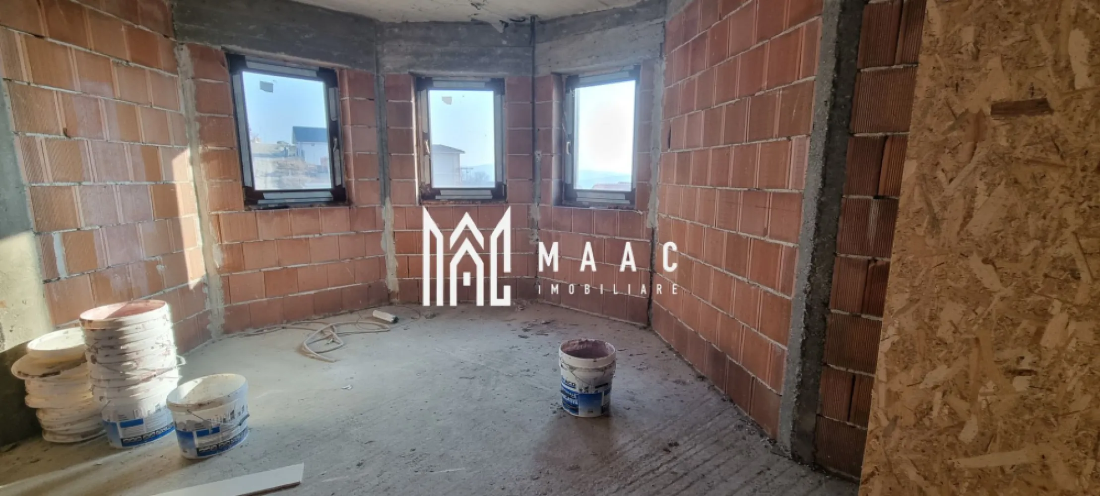 Casă 5 camere I Garaj I Teren 450mp I Șura Mare - MAAC Imobiliare vă oferă spre vânzare o casă/ vilă rezidențială construită în regim de înălțime D+P+E.

Nivelul de bază a locuinței reprezintă o cameră cu acces către garaj și pivniță, scări interioare spre parter unde avem următoarea configurație:
Bucătărie cu posibilitatea de separare, living spațios cu terasă , balcon, cămară, și baie. 
Scările interioare fac accesul către etajul casei alcătuit din 3 camere, antreu, balcon și baie.
De asemenea, podul casei reprezintă un spațiu adițional cu suprafața de 50mp, luminat natural.

Terenul însumează 470mp, oferă acces pentru auto, nu este îngrădit.

Pereții imobilului sunt izolați termic, de asemenea și podul acesteia cu vată bazaltică. Tâmplăria geamurilor marca Salamander, PVC cu 3 canate.

Pentru mai multe detalii precizati telefonic ca ați văzut anunțul cu ID: CP2286272