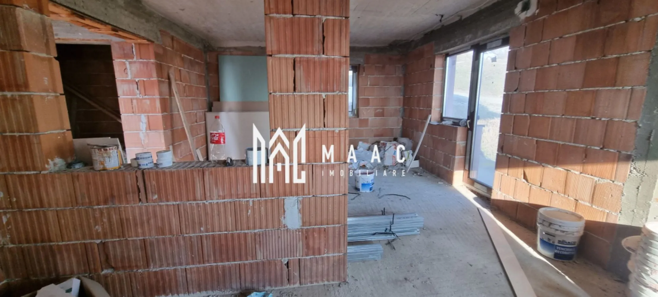 Casă 5 camere I Garaj I Teren 450mp I Șura Mare - MAAC Imobiliare vă oferă spre vânzare o casă/ vilă rezidențială construită în regim de înălțime D+P+E.

Nivelul de bază a locuinței reprezintă o cameră cu acces către garaj și pivniță, scări interioare spre parter unde avem următoarea configurație:
Bucătărie cu posibilitatea de separare, living spațios cu terasă , balcon, cămară, și baie. 
Scările interioare fac accesul către etajul casei alcătuit din 3 camere, antreu, balcon și baie.
De asemenea, podul casei reprezintă un spațiu adițional cu suprafața de 50mp, luminat natural.

Terenul însumează 470mp, oferă acces pentru auto, nu este îngrădit.

Pereții imobilului sunt izolați termic, de asemenea și podul acesteia cu vată bazaltică. Tâmplăria geamurilor marca Salamander, PVC cu 3 canate.

Pentru mai multe detalii precizati telefonic ca ați văzut anunțul cu ID: CP2286272