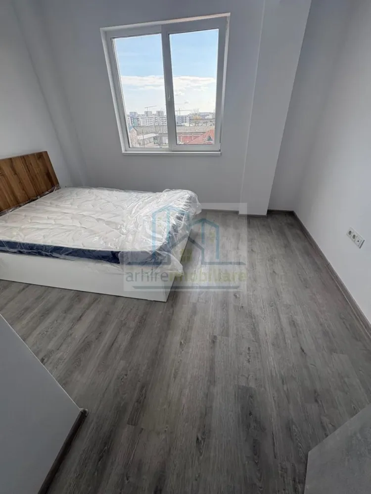 Apartament 2 camere | Bloc nou 2026 | Luminos | Încălzire pardoseală | - ✨ Apartament 2 camere modern | Bloc nou 2026 | Str. Ghetu Anghel nr. 100, Sector 3 ✨

ArhireImobiliare vă propune spre vânzare un apartament de 2 camere decomandat, situat într-un imobil nou, finalizat în 2026, într-o zonă în plină dezvoltare din Sector 3 – Strada Ghetu Anghel nr. 100. O alegere ideală atât pentru locuire, cât și pentru investiție sigură.

🏡 Detalii proprietate
Suprafață utilă: 48 mp
Etaj: 3/4 (cu lift)
Bloc nou, finalizat în 2026
Compartimentare decomandată, eficient gândită
✨ Dotări și finisaje premium
Încălzire în pardoseală – confort sporit în orice sezon
Ferestre tripan – izolare termică și fonică superioară
Bucătărie mobilată și utilată
Dormitor mobilat (pat + saltea)
Baie complet echipată
Spații bine optimizate + lumină naturală pe tot parcursul zilei
📍 Localizare & accesibilitate
10–12 minute până la metrou Republica
Acces facil STB: 253, 330, 103 + N104
Conectivitate rapidă către Pallady, Titan și Industriilor
Magazine și facilități la doar 5–6 minute distanță
⭐ Avantaje cheie

✔ Bloc nou – costuri reduse de întreținere
✔ Încălzire în pardoseală – confort modern
✔ Geamuri tripan – liniște și eficiență energetică
✔ Etaj intermediar – echilibru termic optim
✔ Apartament gata de locuit sau închiriat imediat

💰 Preț vânzare: 97.800 € (ușor negociabil)
🚫 COMISION 0% pentru cumpărător

📞 Te așteptăm la vizionare pentru a descoperi un apartament modern, eficient și pregătit pentru mutare imediată.