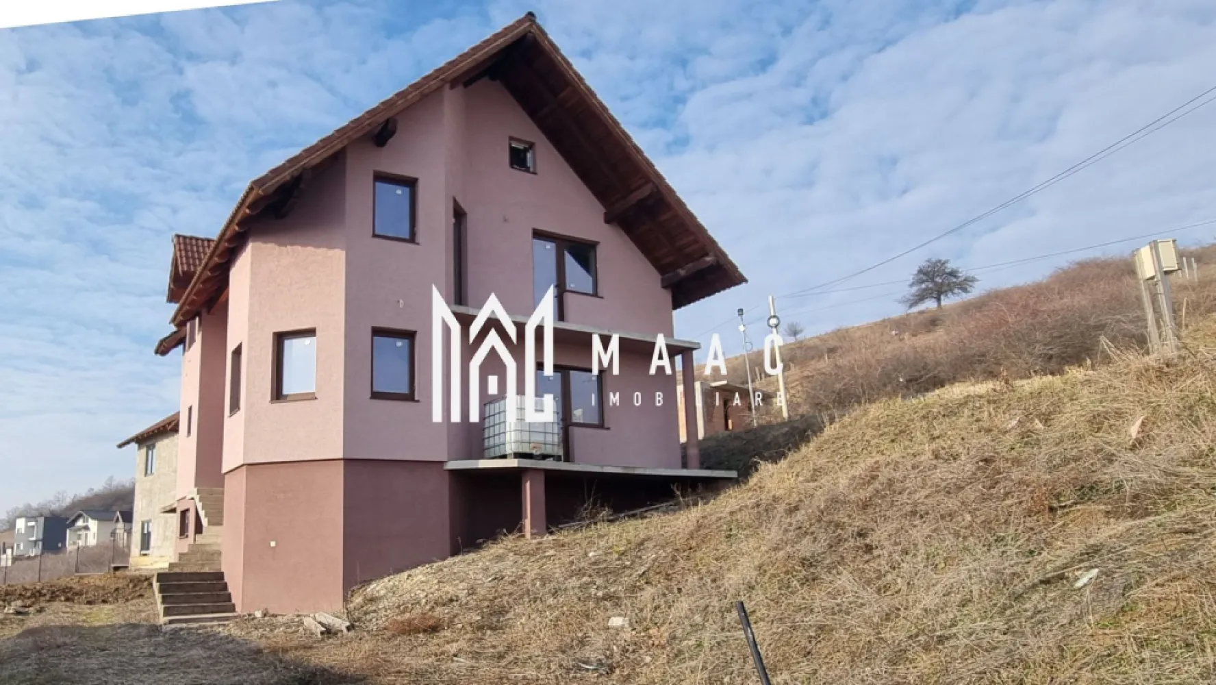 Casă 5 camere I Garaj I Teren 450mp I Șura Mare - MAAC Imobiliare vă oferă spre vânzare o casă/ vilă rezidențială construită în regim de înălțime D+P+E.

Nivelul de bază a locuinței reprezintă o cameră cu acces către garaj și pivniță, scări interioare spre parter unde avem următoarea configurație:
Bucătărie cu posibilitatea de separare, living spațios cu terasă , balcon, cămară, și baie. 
Scările interioare fac accesul către etajul casei alcătuit din 3 camere, antreu, balcon și baie.
De asemenea, podul casei reprezintă un spațiu adițional cu suprafața de 50mp, luminat natural.

Terenul însumează 470mp, oferă acces pentru auto, nu este îngrădit.

Pereții imobilului sunt izolați termic, de asemenea și podul acesteia cu vată bazaltică. Tâmplăria geamurilor marca Salamander, PVC cu 3 canate.

Pentru mai multe detalii precizati telefonic ca ați văzut anunțul cu ID: CP2286272
