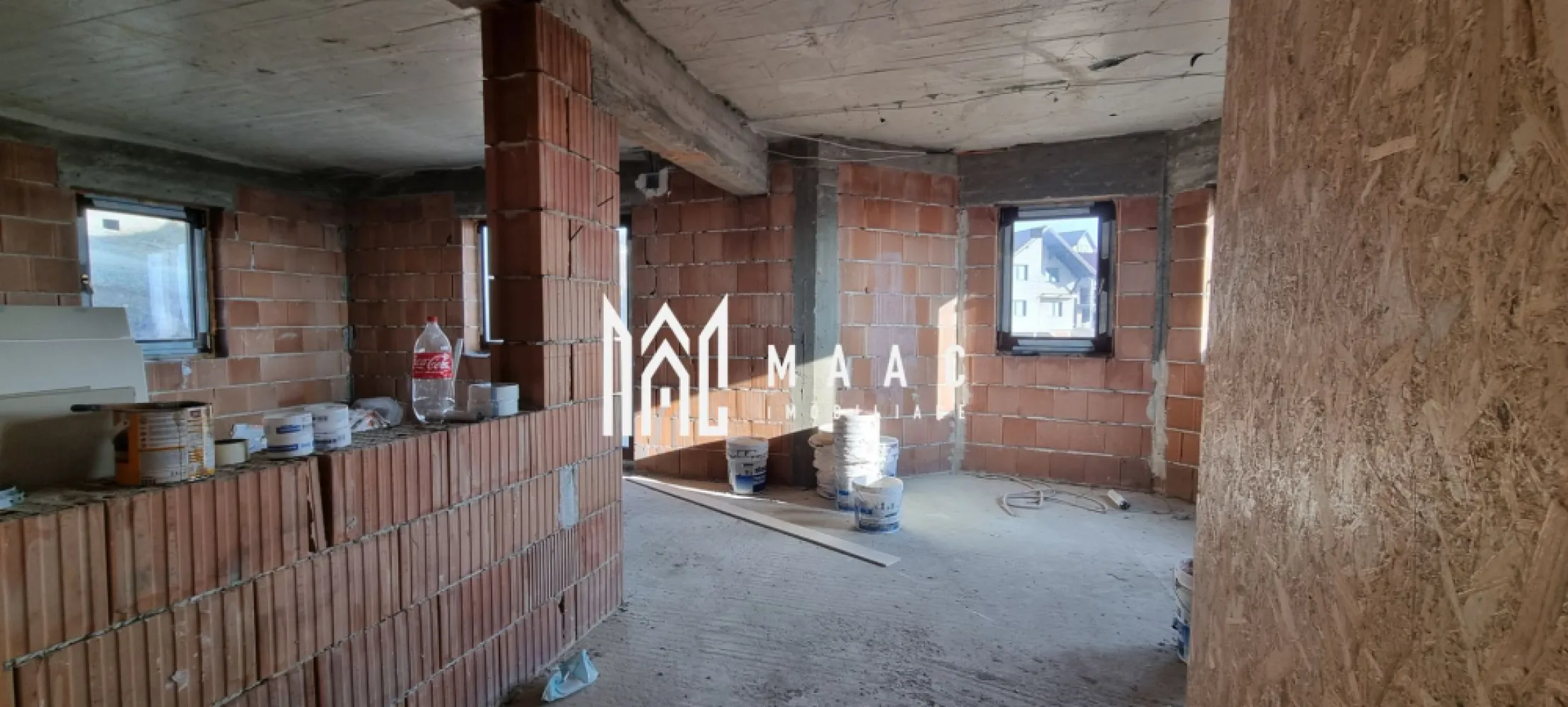 Casă 5 camere I Garaj I Teren 450mp I Șura Mare - MAAC Imobiliare vă oferă spre vânzare o casă/ vilă rezidențială construită în regim de înălțime D+P+E.

Nivelul de bază a locuinței reprezintă o cameră cu acces către garaj și pivniță, scări interioare spre parter unde avem următoarea configurație:
Bucătărie cu posibilitatea de separare, living spațios cu terasă , balcon, cămară, și baie. 
Scările interioare fac accesul către etajul casei alcătuit din 3 camere, antreu, balcon și baie.
De asemenea, podul casei reprezintă un spațiu adițional cu suprafața de 50mp, luminat natural.

Terenul însumează 470mp, oferă acces pentru auto, nu este îngrădit.

Pereții imobilului sunt izolați termic, de asemenea și podul acesteia cu vată bazaltică. Tâmplăria geamurilor marca Salamander, PVC cu 3 canate.

Pentru mai multe detalii precizati telefonic ca ați văzut anunțul cu ID: CP2286272