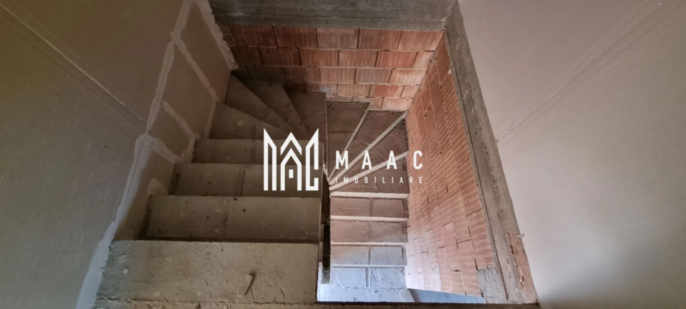 Casă 5 camere I Garaj I Teren 450mp I Șura Mare - MAAC Imobiliare vă oferă spre vânzare o casă/ vilă rezidențială construită în regim de înălțime D+P+E.

Nivelul de bază a locuinței reprezintă o cameră cu acces către garaj și pivniță, scări interioare spre parter unde avem următoarea configurație:
Bucătărie cu posibilitatea de separare, living spațios cu terasă , balcon, cămară, și baie. 
Scările interioare fac accesul către etajul casei alcătuit din 3 camere, antreu, balcon și baie.
De asemenea, podul casei reprezintă un spațiu adițional cu suprafața de 50mp, luminat natural.

Terenul însumează 470mp, oferă acces pentru auto, nu este îngrădit.

Pereții imobilului sunt izolați termic, de asemenea și podul acesteia cu vată bazaltică. Tâmplăria geamurilor marca Salamander, PVC cu 3 canate.

Pentru mai multe detalii precizati telefonic ca ați văzut anunțul cu ID: CP2286272