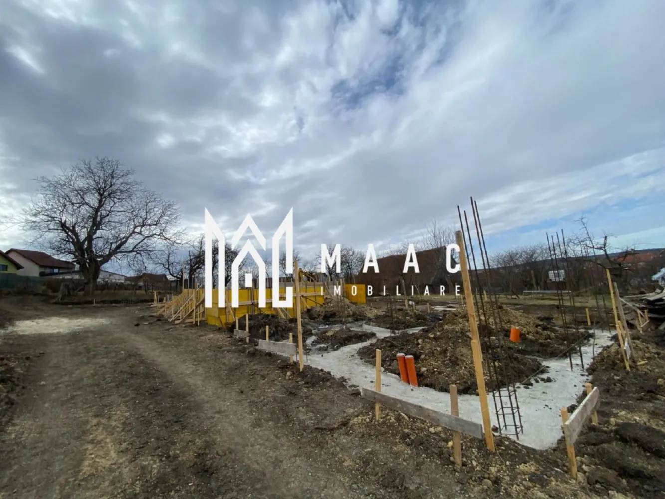 Casă Tip Duplex | 4 Camere | 2 Balcoane | Terasă | Șura Mică - Maac Imobiliare prezintă spre vânzare o vilă tip duplex, situată într-o zonă liniștită din Șura Mică, cu acces facil către Sibiu și în imediata apropiere a punctelor de interes.

Caracteristici generale:

Regim de înălțime: P+E+Pod
Suprafață utilă: 120 mp
Suprafață construită: 150 mp
Amprentă la sol: 70 mp
Suprafață teren: 120 mp
Suprafață curte liberă: 120 mp
An construcție: 2024
Stadiu: Finalizată, predare la alb
 Compartimentare:
 Parter: Living spațios, bucătărie închisă, baie, terasă generoasă
 Etaj: 3 dormitoare, baie, 2 balcoane
 Pod: Disponibil pe toată suprafața casei

 Dotări și beneficii:

Încălzire prin pardoseală la parter și calorifere la etaj
Centrală termică pe gaz
Geamuri termopan de înaltă calitate
Perete dublu, izolat între case
Acoperiș din țiglă
Loc de parcare inclus în preț
Curte cu acces auto

Pentru mai multe detalii precizati telefonic ca ati vazut anuntul ID: CP2396066
