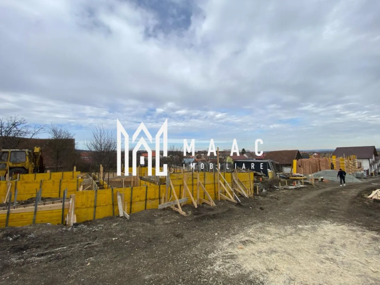 Casă Tip Duplex | 4 Camere | 2 Balcoane | Terasă | Șura Mică