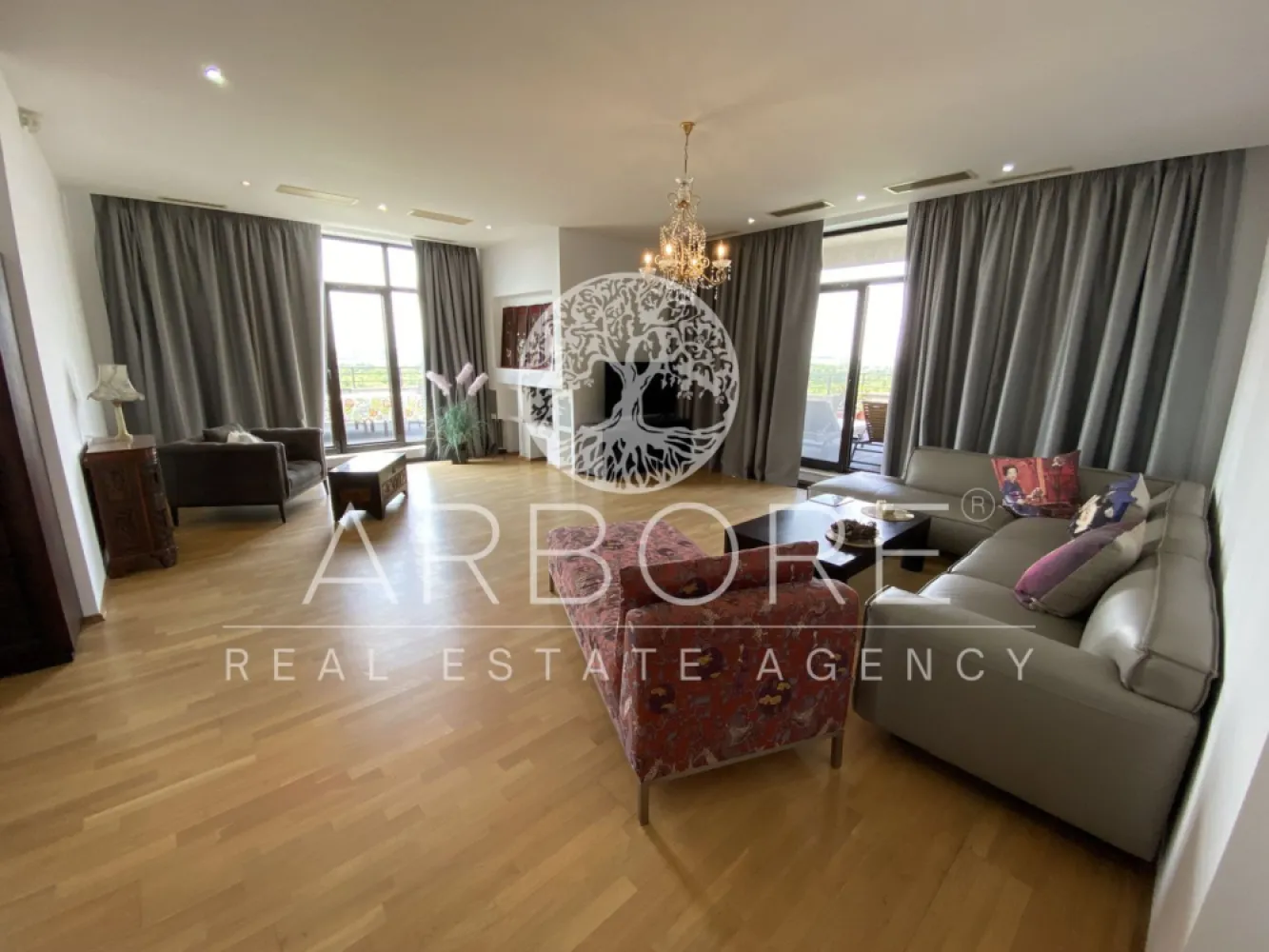 Penthouse 5 camere 250 mp lângă Ambasada SUA , zona Băneasa București - Arbore Real Estate vă oferă spre închiriere un penthouse spectaculos cu 5 camere și 250 mp, situat în una dintre cele mai exclusiviste zone rezidențiale din nordul Bucureștiului – Aleea Privighetorilor, Iancu Nicolae, Pipera, la câteva minute de Ambasada SUA și Pădurea Băneasa.

📍Penthouse-ul se află la etajul 7/7 al ansamblului rezidențial Privighetorilor 86P, una dintre cele mai apreciate dezvoltări din Pipera.

✨ Detalii și compartimentare:
Suprafață utilă: 250 mp
Living generos, open space cu zonă de dining și bucătărie complet utilată și mobilată
3 dormitoare, fiecare cu baie proprie
Dormitor matrimonial cu dressing separat
1 debara cu intrare separată
Spații multiple de depozitare în holuri
Terasă panoramică – ideală pentru relaxare, plajă urbană sau socializare

🏢 Avantaje locație:
Situat lângă Pădurea Băneasa – aer curat și liniște
Acces rapid la:
• Ambasada SUA
• Băneasa Shopping City, IKEA, Jolie Ville
• Grădina Zoologică Băneasa
• Școli internaționale de top: American School, British School, Liceul Francez „Anna de Noailles”, Avenor College, Little London, etc.

🛡️ Alte beneficii:
Ansamblu rezidențial securizat
Priveliști largi și lumină naturală pe tot parcursul zilei
Acces facil către DN1, aeroporturi și zona de birouri Pipera

📞 Disponibil imediat pentru închiriere – ideal pentru expați, diplomați sau familii care caută confort de top și intimitate.

Cu deosebită considerație,
Arbore Real Estate