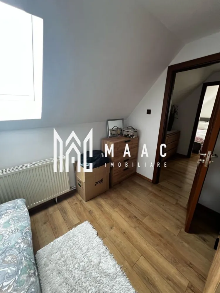 Apartament 3 Camere | 55 MPU | Renovat Recent | Hipodrom 2 - MAAC Imobiliare va prezinta un apartament complet renovat, situat în orașul Sibiu, cartierul Hipodrom 2. Apartamentul are o suprafață utilă de 54 mp și un balcon închis de 3,8 metri lungime.
 Este compus din două dormitoare decomandate, un living open space, o baie complet renovată și o bucătărie pe balcon.

Specificații și dotări:

Renovare completă: Gresie, faianță, sanitare, robineți noi.
Centrala termică: Nouă, marca Ariston.
Instalația electrică: Refăcută complet, inclusiv doze, prize, întrerupătoare etc.

Balcon închis: Termopan complet, cu acoperiș nou.
Ferestre: Schimbate, cu pervaz interior și exterior, uși interioare noi
Pardoseală: Parchet în camere și gresie în living.
Bucătărie pe balcon: Mobilier făcut pe comandă, electrocasnice noi (aragaz, hotă, frigider, mașină de spălat, uscător, espressor de cafea, televizor Smart).
Apartamentul se vinde complet mobilat, cu toate electrocasnicele noi și garanțiile acestora.

Facilități în apropiere:

Grădiniță la 10 metri.
Școală la 100 de metri.
Supermarket PROFI la 100 de metri.
Clinica Medicală la 200 de metri.
Lidl, Dedeman, Mega Image, Piața.
Stații de autobuz în apropiere.

Pentru mai multe detalii precizati telefonic ca ati vazut anuntul cu ID : CP2285885