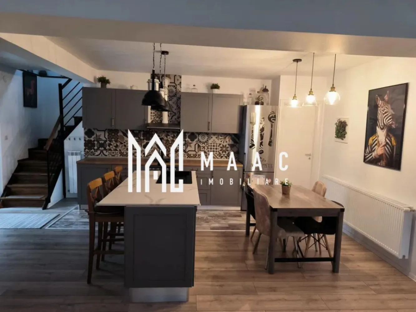 Casa individuala | 5 Camere | Sura Mare - MAAC Imobiliare vă propune spre vânzare o casă individuală amenajată la cheie, situată în localitatea Șura Mare, ideală pentru o familie care își dorește confort, spațiu generos și o locuință complet pregătită pentru mutare. Proprietatea beneficiază de compartimentare eficientă, suprafețe generoase și toate utilitățile necesare unui stil de viață modern.

Imobilul este construit pe un teren cu suprafața de 475 mp, are regim de înălțime P+M și o suprafață utilă de 189 mp, fiind compartimentat astfel încât să ofere funcționalitate și confort pentru întreaga familie.

La parter se află un living open space cu bucătărie, spațiu luminos și primitor, ideal pentru petrecerea timpului alături de familie și prieteni. Tot la acest nivel se regăsesc un dormitor, o baie și o cămară practică pentru depozitare suplimentară.

Etajul este compartimentat într-un mod eficient și cuprinde hol de acces, 3 dormitoare spațioase, 2 dressing-uri generoase și o baie prevăzută cu geam de aerisire, oferind lumină naturală și confort sporit.

Casa este izolată termic și se predă mobilată și utilată, conform fotografiilor de prezentare, fiind pregătită pentru mutare imediată fără investiții suplimentare.

Compartimentare:
-Living open space cu bucătărie
-4 dormitoare
-2 băi
-2 dressing-uri
-Cămară
-Hol acces

Caracteristici și dotări:
-Suprafață utilă de 189 mp
-Teren de 475 mp
-Regim de înălțime P+M
-Curte liberă de 286 mp
-Casă amenajată la cheie
-Mobilată și utilată
-Aer condiționat
-Curent electric
-Apă
-Gaz
-Cablu TV
-Fibră optică
-Izolație termică

Proprietatea reprezintă o alegere excelentă pentru cei care caută o casă individuală de vânzare în Șura Mare, într-o zonă liniștită și accesibilă, cu spații generoase atât la interior, cât și la exterior.

Pentru mai multe informații și programarea unei vizionări, vă rugăm să contactați echipa MAAC Imobiliare și să menționați CP2280868 la telefon.