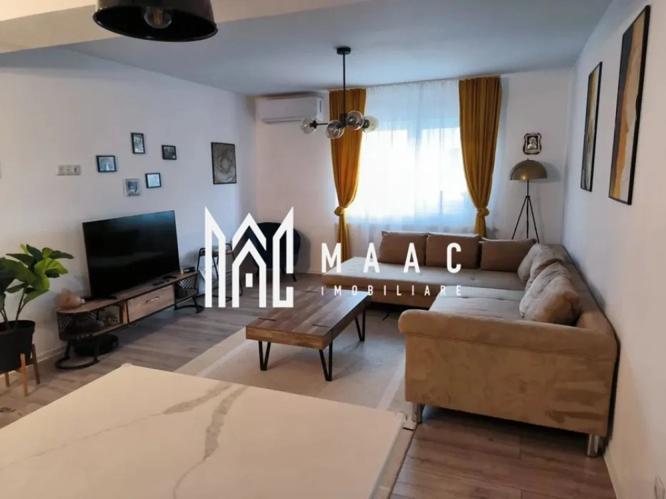 Casa individuala | 5 Camere | Sura Mare - MAAC Imobiliare vă propune spre vânzare o casă individuală amenajată la cheie, situată în localitatea Șura Mare, ideală pentru o familie care își dorește confort, spațiu generos și o locuință complet pregătită pentru mutare. Proprietatea beneficiază de compartimentare eficientă, suprafețe generoase și toate utilitățile necesare unui stil de viață modern.

Imobilul este construit pe un teren cu suprafața de 475 mp, are regim de înălțime P+M și o suprafață utilă de 189 mp, fiind compartimentat astfel încât să ofere funcționalitate și confort pentru întreaga familie.

La parter se află un living open space cu bucătărie, spațiu luminos și primitor, ideal pentru petrecerea timpului alături de familie și prieteni. Tot la acest nivel se regăsesc un dormitor, o baie și o cămară practică pentru depozitare suplimentară.

Etajul este compartimentat într-un mod eficient și cuprinde hol de acces, 3 dormitoare spațioase, 2 dressing-uri generoase și o baie prevăzută cu geam de aerisire, oferind lumină naturală și confort sporit.

Casa este izolată termic și se predă mobilată și utilată, conform fotografiilor de prezentare, fiind pregătită pentru mutare imediată fără investiții suplimentare.

Compartimentare:
-Living open space cu bucătărie
-4 dormitoare
-2 băi
-2 dressing-uri
-Cămară
-Hol acces

Caracteristici și dotări:
-Suprafață utilă de 189 mp
-Teren de 475 mp
-Regim de înălțime P+M
-Curte liberă de 286 mp
-Casă amenajată la cheie
-Mobilată și utilată
-Aer condiționat
-Curent electric
-Apă
-Gaz
-Cablu TV
-Fibră optică
-Izolație termică

Proprietatea reprezintă o alegere excelentă pentru cei care caută o casă individuală de vânzare în Șura Mare, într-o zonă liniștită și accesibilă, cu spații generoase atât la interior, cât și la exterior.

Pentru mai multe informații și programarea unei vizionări, vă rugăm să contactați echipa MAAC Imobiliare și să menționați CP2280868 la telefon.