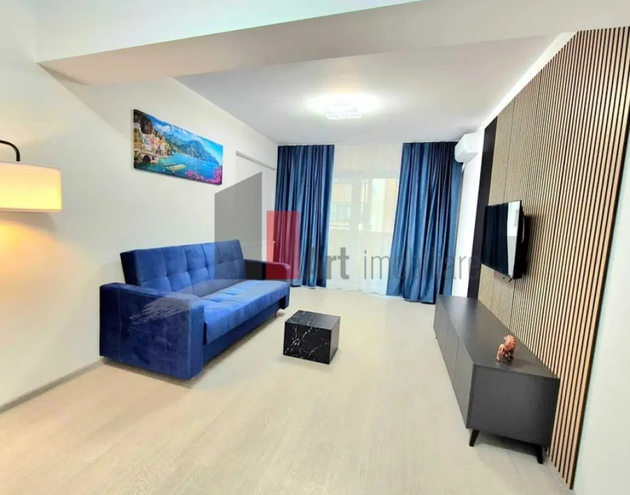 Apartament cu 2 camere de inchiriat-Aparatorii Patriei-cu centrala+loc parcare - Complex Brown, Aparatorii Patriei, Drumul Binelui. Apartament cu 2 camere, etaj 3 din 8, decomandat, cu o suprafata de 53 mp + 10 balcon. Decorat, mobilat si utilat integral cu foarte multe spatii de depozitare, Smart TV, masina spalat vase, canapea extensibila, mobilier balcon, AC in ambele camere. Totul nou, prima inchiriere. Blocul este nou, dat in folosinta in 2026, centrala de apartament. Acces magazine, Metrou Aparatorii Patriei la 8-9 minute de mers pe jos. Va rugam, fara fumatori (all) si fara animalute de companie. Optiune Loc Parcare (se achita extra). SE face contract la ANAF. Va multumim!