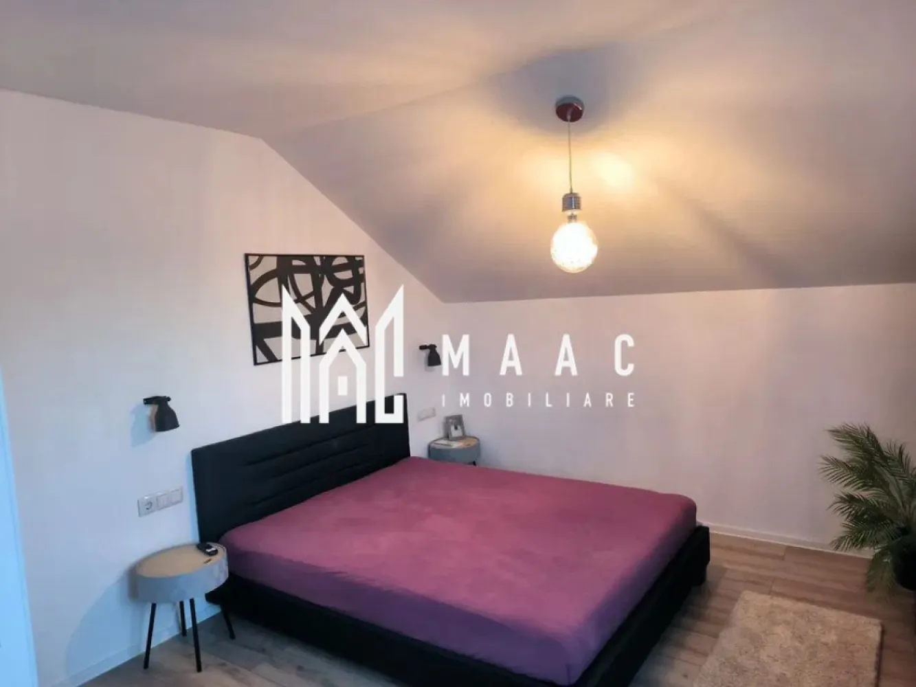 Casa individuala | 5 Camere | Sura Mare - MAAC Imobiliare vă propune spre vânzare o casă individuală amenajată la cheie, situată în localitatea Șura Mare, ideală pentru o familie care își dorește confort, spațiu generos și o locuință complet pregătită pentru mutare. Proprietatea beneficiază de compartimentare eficientă, suprafețe generoase și toate utilitățile necesare unui stil de viață modern.

Imobilul este construit pe un teren cu suprafața de 475 mp, are regim de înălțime P+M și o suprafață utilă de 189 mp, fiind compartimentat astfel încât să ofere funcționalitate și confort pentru întreaga familie.

La parter se află un living open space cu bucătărie, spațiu luminos și primitor, ideal pentru petrecerea timpului alături de familie și prieteni. Tot la acest nivel se regăsesc un dormitor, o baie și o cămară practică pentru depozitare suplimentară.

Etajul este compartimentat într-un mod eficient și cuprinde hol de acces, 3 dormitoare spațioase, 2 dressing-uri generoase și o baie prevăzută cu geam de aerisire, oferind lumină naturală și confort sporit.

Casa este izolată termic și se predă mobilată și utilată, conform fotografiilor de prezentare, fiind pregătită pentru mutare imediată fără investiții suplimentare.

Compartimentare:
-Living open space cu bucătărie
-4 dormitoare
-2 băi
-2 dressing-uri
-Cămară
-Hol acces

Caracteristici și dotări:
-Suprafață utilă de 189 mp
-Teren de 475 mp
-Regim de înălțime P+M
-Curte liberă de 286 mp
-Casă amenajată la cheie
-Mobilată și utilată
-Aer condiționat
-Curent electric
-Apă
-Gaz
-Cablu TV
-Fibră optică
-Izolație termică

Proprietatea reprezintă o alegere excelentă pentru cei care caută o casă individuală de vânzare în Șura Mare, într-o zonă liniștită și accesibilă, cu spații generoase atât la interior, cât și la exterior.

Pentru mai multe informații și programarea unei vizionări, vă rugăm să contactați echipa MAAC Imobiliare și să menționați CP2280868 la telefon.