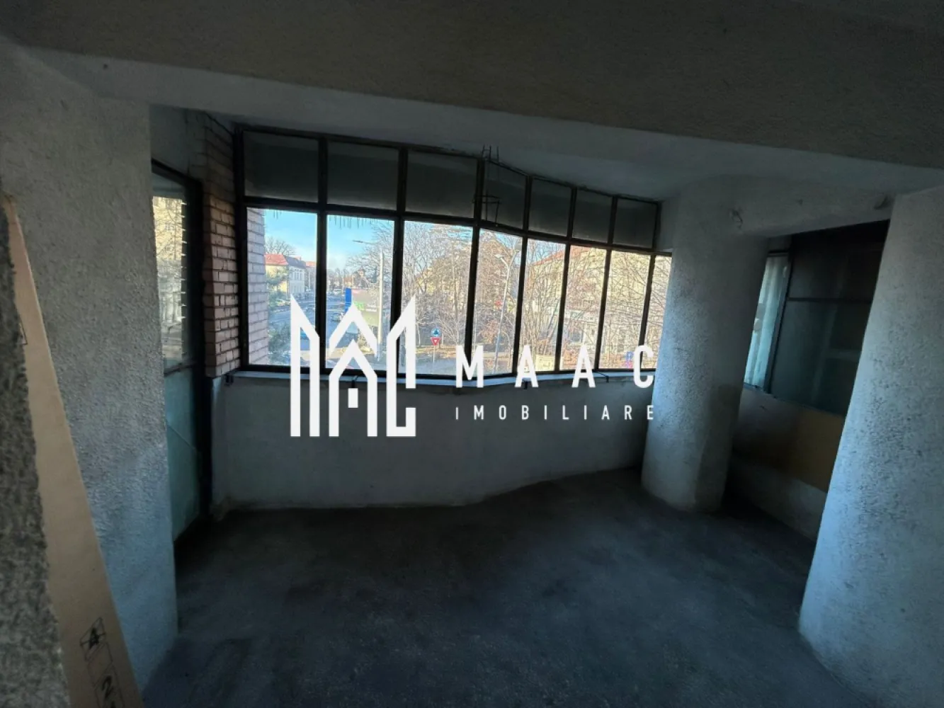 Apartament 4 camere I Central- Spitalul Județean I Etaj 1 I Decomandat - MAAC Imobiliare vă propune spre vânzare un apartament cu 4 camere decomandate, situat la etajul 1 din 7, în zona centrală a Sibiului, o locație premium, potrivită atât pentru rezidență, cât și pentru investiție în regim hotelier.

Apartamentul este amplasat vis-a-vis de Spitalul Județean, foarte aproape de Mall, Centrul Istoric, Gară, precum și de școli și licee de prestigiu, beneficiind de acces rapid la toate punctele de interes ale orașului.

Compartimentare:
-hol
-4 camere, toate cu ieșire pe balcon
-bucătărie închisă
-3 balcoane
-2 băi
-debara
-cămară
-pivniță

Finisajele sunt clasice și necesită renovare, oferind posibilitatea amenajării după preferințe. Datorită poziționării centrale și compartimentării generoase, proprietatea este potrivită atât pentru locuință proprie, cât și pentru închiriere în regim hotelier sau pe termen lung.

Avantaje:
-etaj 1 din 7
-bloc dotat cu lift
-zonă centrală
-proximitate față de Spitalul Județean și Promenada Mall
-acces rapid către centre comerciale, instituții de învățământ, culturale și sanitare
-parcare stradală

Pentru mai multe detalii vă rugăm să menționați la telefon numărul CP2279487.