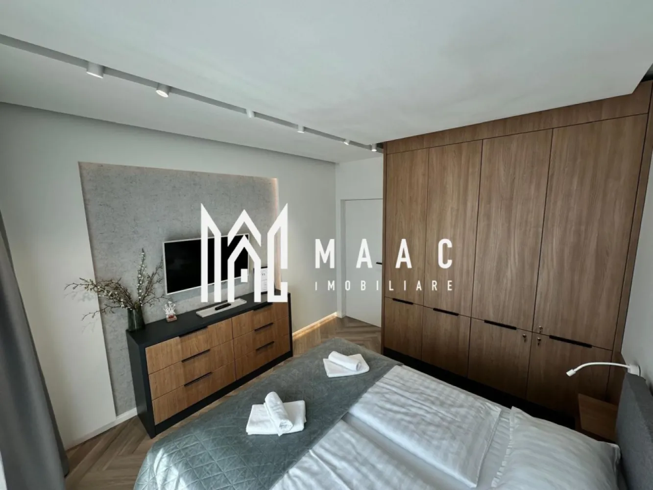 Black Friday | Apartament 2 Camere | Etaj 2 | Loc de parcare | The Lake Home - MAAC Imobiliare vă propune spre vânzare un apartament cu două camere situat în complexul rezidențial The Lake Home – Sibiu, într-o zonă liniștită, aproape de mijloacele de transport în comun, stație de taxi, magazine și farmacii. Proprietatea reprezintă o alegere potrivită pentru locuință proprie sau investiție, beneficiind de amplasare avantajoasă și finisaje moderne.

Apartamentul este compartimentat eficient și oferă spații luminoase, bine organizate, ideale pentru confortul zilnic.

Compartimentare și caracteristici:
-Dormitor confortabil și modern
-Bucătărie și living spațios, luminos
-Baie amenajată cu materiale de calitate
-Balcon potrivit pentru momente de relaxare
-Loc de parcare privat inclus

Locuința se vinde complet mobilată și utilată modern, cu finisaje de lux, exact cum se vede în poze, fiind pregătită pentru mutare imediată. Complexul rezidențial oferă un cadru plăcut și acces facil către facilitățile urbane esențiale.

Pentru informații și programarea unei vizionări, contactați echipa MAAC Imobiliare și specificați CP2272323.