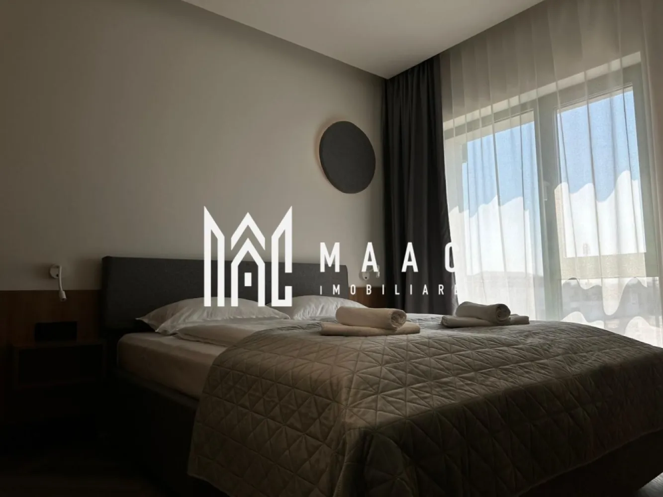 Black Friday | Apartament 2 Camere | Etaj 2 | Loc de parcare | The Lake Home - MAAC Imobiliare vă propune spre vânzare un apartament cu două camere situat în complexul rezidențial The Lake Home – Sibiu, într-o zonă liniștită, aproape de mijloacele de transport în comun, stație de taxi, magazine și farmacii. Proprietatea reprezintă o alegere potrivită pentru locuință proprie sau investiție, beneficiind de amplasare avantajoasă și finisaje moderne.

Apartamentul este compartimentat eficient și oferă spații luminoase, bine organizate, ideale pentru confortul zilnic.

Compartimentare și caracteristici:
-Dormitor confortabil și modern
-Bucătărie și living spațios, luminos
-Baie amenajată cu materiale de calitate
-Balcon potrivit pentru momente de relaxare
-Loc de parcare privat inclus

Locuința se vinde complet mobilată și utilată modern, cu finisaje de lux, exact cum se vede în poze, fiind pregătită pentru mutare imediată. Complexul rezidențial oferă un cadru plăcut și acces facil către facilitățile urbane esențiale.

Pentru informații și programarea unei vizionări, contactați echipa MAAC Imobiliare și specificați CP2272323.