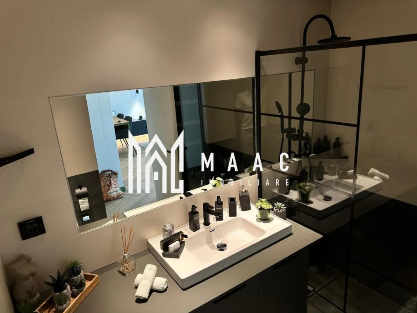 Black Friday | Apartament 2 Camere | Etaj 2 | Loc de parcare | The Lake Home - MAAC Imobiliare vă propune spre vânzare un apartament cu două camere situat în complexul rezidențial The Lake Home – Sibiu, într-o zonă liniștită, aproape de mijloacele de transport în comun, stație de taxi, magazine și farmacii. Proprietatea reprezintă o alegere potrivită pentru locuință proprie sau investiție, beneficiind de amplasare avantajoasă și finisaje moderne.

Apartamentul este compartimentat eficient și oferă spații luminoase, bine organizate, ideale pentru confortul zilnic.

Compartimentare și caracteristici:
-Dormitor confortabil și modern
-Bucătărie și living spațios, luminos
-Baie amenajată cu materiale de calitate
-Balcon potrivit pentru momente de relaxare
-Loc de parcare privat inclus

Locuința se vinde complet mobilată și utilată modern, cu finisaje de lux, exact cum se vede în poze, fiind pregătită pentru mutare imediată. Complexul rezidențial oferă un cadru plăcut și acces facil către facilitățile urbane esențiale.

Pentru informații și programarea unei vizionări, contactați echipa MAAC Imobiliare și specificați CP2272323.