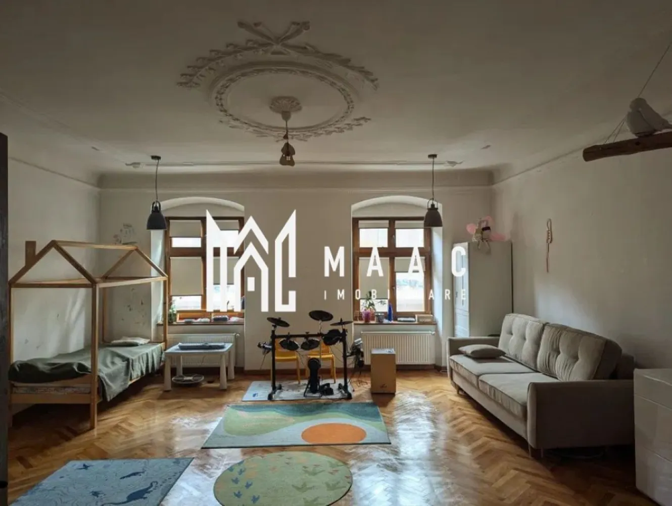 Apartament 3 Camere I Zona Ultracentrala I 2 Bai I 91 MPU - MAAC Imobiliare va ofera spre vanzare apartament cu 3 camere situat in zona Ultracentrala .

Localizare:
Situat la doar 2 minute de mers pe jos de Piața Mare, acest apartament oferă acces rapid la centrul istoric și la toate facilitățile urbane.

Caracteristici generale:
Suprafață utilă: 90 mp.
Configurație spațioasă, potrivită pentru diverse utilizări: locuit, regim hotelier, birouri, cabinet psihologic, spațiu de co-working sau evenimente culturale.
Curte liniștită, împărțită doar cu alte 3 familii.

Compartimentare:
Living open space (36 mp) cu bucătărie
2 dormitoare, dintre care unul spațios, de 24 mp.
2 băi:
Baie de 6 mp, dotată cu geam și cadă.
Baie de 3 mp, echipată cu duș și mașină de spălat rufe.
Baterii Hansgrohe de calitate superioară.
Bucătărie utilată complet

Bucătărie modernă, dotată cu:
Mașină de spălat vase.
Cuptor și plită electrică.
Frigider.
Luminator mare la nivelul tavanului, care oferă o lumină naturală.

Spații de depozitare:
Beci de 12 mp
Spațiu suplimentar în pod.

Renovare completă în 2020

Instalație electrică și sanitară nouă.
Parchet masiv din stejar

Destinație:
Ideal pentru locuință personală sau investiție în regim hotelier.

Pentru mai multe detalii precizati telefonic ca ati vazut anuntul cu ID: CP2268483