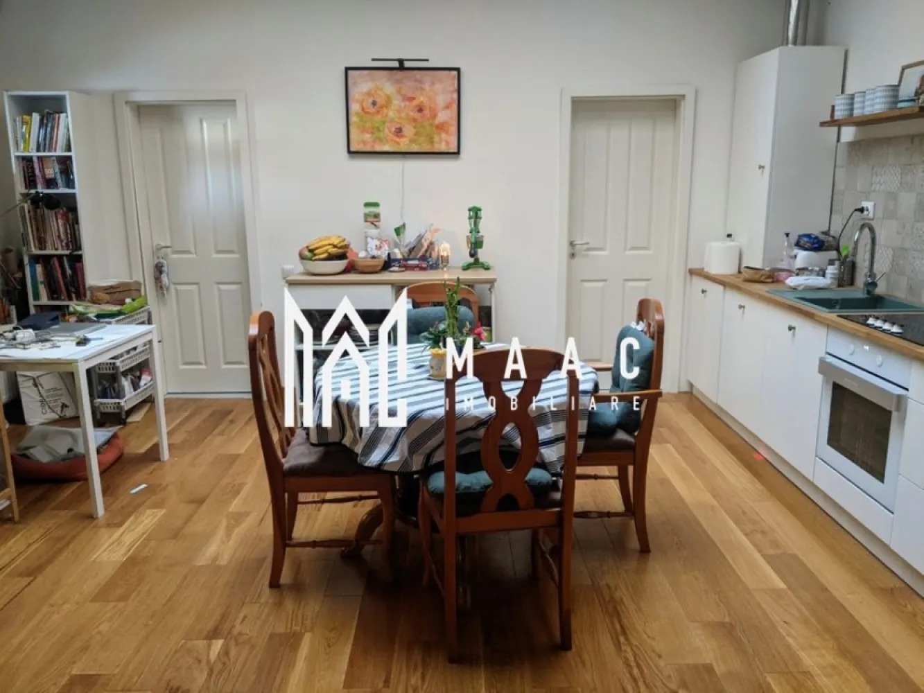 Apartament 3 Camere I Zona Ultracentrala I 2 Bai I 91 MPU - MAAC Imobiliare va ofera spre vanzare apartament cu 3 camere situat in zona Ultracentrala .

Localizare:
Situat la doar 2 minute de mers pe jos de Piața Mare, acest apartament oferă acces rapid la centrul istoric și la toate facilitățile urbane.

Caracteristici generale:
Suprafață utilă: 90 mp.
Configurație spațioasă, potrivită pentru diverse utilizări: locuit, regim hotelier, birouri, cabinet psihologic, spațiu de co-working sau evenimente culturale.
Curte liniștită, împărțită doar cu alte 3 familii.

Compartimentare:
Living open space (36 mp) cu bucătărie
2 dormitoare, dintre care unul spațios, de 24 mp.
2 băi:
Baie de 6 mp, dotată cu geam și cadă.
Baie de 3 mp, echipată cu duș și mașină de spălat rufe.
Baterii Hansgrohe de calitate superioară.
Bucătărie utilată complet

Bucătărie modernă, dotată cu:
Mașină de spălat vase.
Cuptor și plită electrică.
Frigider.
Luminator mare la nivelul tavanului, care oferă o lumină naturală.

Spații de depozitare:
Beci de 12 mp
Spațiu suplimentar în pod.

Renovare completă în 2020

Instalație electrică și sanitară nouă.
Parchet masiv din stejar

Destinație:
Ideal pentru locuință personală sau investiție în regim hotelier.

Pentru mai multe detalii precizati telefonic ca ati vazut anuntul cu ID: CP2268483