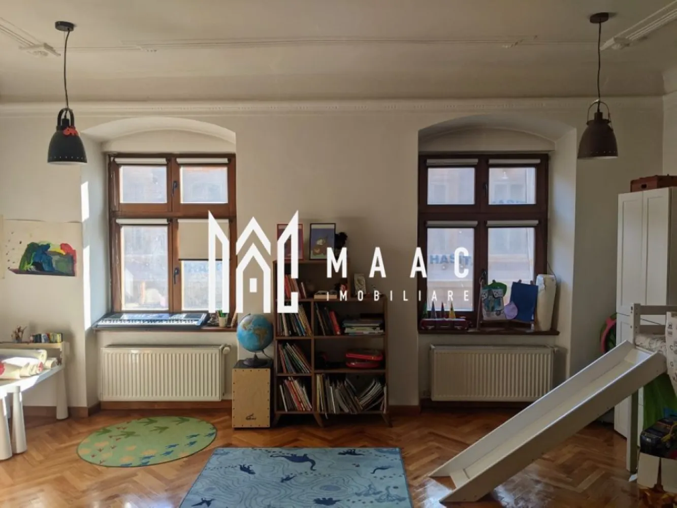 Apartament 3 Camere I Zona Ultracentrala I 2 Bai I 91 MPU - MAAC Imobiliare va ofera spre vanzare apartament cu 3 camere situat in zona Ultracentrala .

Localizare:
Situat la doar 2 minute de mers pe jos de Piața Mare, acest apartament oferă acces rapid la centrul istoric și la toate facilitățile urbane.

Caracteristici generale:
Suprafață utilă: 90 mp.
Configurație spațioasă, potrivită pentru diverse utilizări: locuit, regim hotelier, birouri, cabinet psihologic, spațiu de co-working sau evenimente culturale.
Curte liniștită, împărțită doar cu alte 3 familii.

Compartimentare:
Living open space (36 mp) cu bucătărie
2 dormitoare, dintre care unul spațios, de 24 mp.
2 băi:
Baie de 6 mp, dotată cu geam și cadă.
Baie de 3 mp, echipată cu duș și mașină de spălat rufe.
Baterii Hansgrohe de calitate superioară.
Bucătărie utilată complet

Bucătărie modernă, dotată cu:
Mașină de spălat vase.
Cuptor și plită electrică.
Frigider.
Luminator mare la nivelul tavanului, care oferă o lumină naturală.

Spații de depozitare:
Beci de 12 mp
Spațiu suplimentar în pod.

Renovare completă în 2020

Instalație electrică și sanitară nouă.
Parchet masiv din stejar

Destinație:
Ideal pentru locuință personală sau investiție în regim hotelier.

Pentru mai multe detalii precizati telefonic ca ati vazut anuntul cu ID: CP2268483