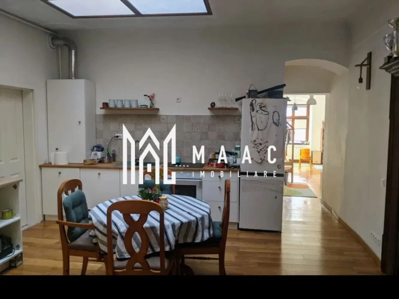 Apartament 3 Camere I Zona Ultracentrala I 2 Bai I 91 MPU - MAAC Imobiliare va ofera spre vanzare apartament cu 3 camere situat in zona Ultracentrala .

Localizare:
Situat la doar 2 minute de mers pe jos de Piața Mare, acest apartament oferă acces rapid la centrul istoric și la toate facilitățile urbane.

Caracteristici generale:
Suprafață utilă: 90 mp.
Configurație spațioasă, potrivită pentru diverse utilizări: locuit, regim hotelier, birouri, cabinet psihologic, spațiu de co-working sau evenimente culturale.
Curte liniștită, împărțită doar cu alte 3 familii.

Compartimentare:
Living open space (36 mp) cu bucătărie
2 dormitoare, dintre care unul spațios, de 24 mp.
2 băi:
Baie de 6 mp, dotată cu geam și cadă.
Baie de 3 mp, echipată cu duș și mașină de spălat rufe.
Baterii Hansgrohe de calitate superioară.
Bucătărie utilată complet

Bucătărie modernă, dotată cu:
Mașină de spălat vase.
Cuptor și plită electrică.
Frigider.
Luminator mare la nivelul tavanului, care oferă o lumină naturală.

Spații de depozitare:
Beci de 12 mp
Spațiu suplimentar în pod.

Renovare completă în 2020

Instalație electrică și sanitară nouă.
Parchet masiv din stejar

Destinație:
Ideal pentru locuință personală sau investiție în regim hotelier.

Pentru mai multe detalii precizati telefonic ca ati vazut anuntul cu ID: CP2268483