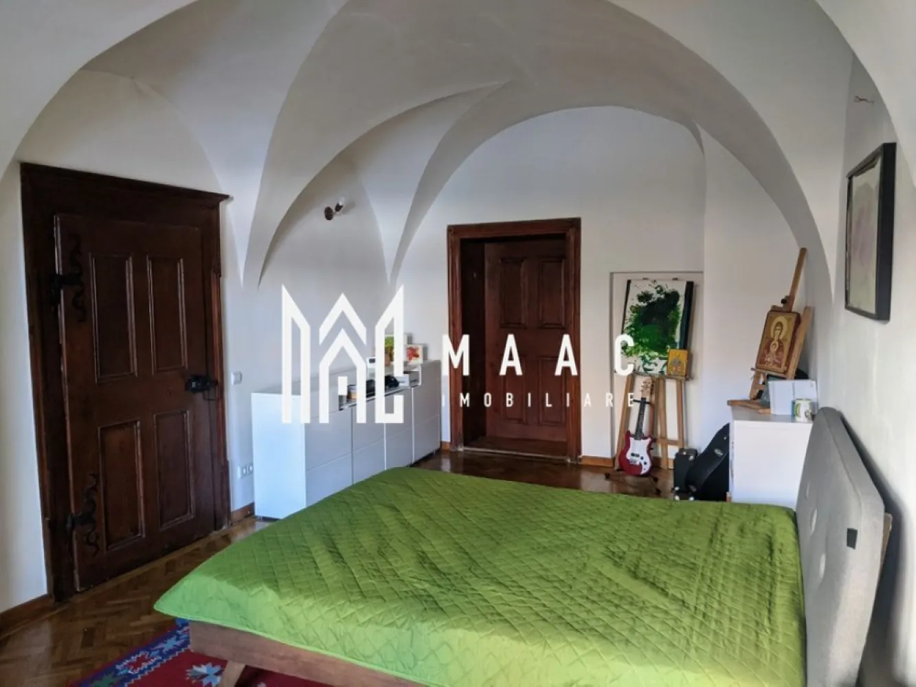 Apartament 3 Camere I Zona Ultracentrala I 2 Bai I 91 MPU - MAAC Imobiliare va ofera spre vanzare apartament cu 3 camere situat in zona Ultracentrala .

Localizare:
Situat la doar 2 minute de mers pe jos de Piața Mare, acest apartament oferă acces rapid la centrul istoric și la toate facilitățile urbane.

Caracteristici generale:
Suprafață utilă: 90 mp.
Configurație spațioasă, potrivită pentru diverse utilizări: locuit, regim hotelier, birouri, cabinet psihologic, spațiu de co-working sau evenimente culturale.
Curte liniștită, împărțită doar cu alte 3 familii.

Compartimentare:
Living open space (36 mp) cu bucătărie
2 dormitoare, dintre care unul spațios, de 24 mp.
2 băi:
Baie de 6 mp, dotată cu geam și cadă.
Baie de 3 mp, echipată cu duș și mașină de spălat rufe.
Baterii Hansgrohe de calitate superioară.
Bucătărie utilată complet

Bucătărie modernă, dotată cu:
Mașină de spălat vase.
Cuptor și plită electrică.
Frigider.
Luminator mare la nivelul tavanului, care oferă o lumină naturală.

Spații de depozitare:
Beci de 12 mp
Spațiu suplimentar în pod.

Renovare completă în 2020

Instalație electrică și sanitară nouă.
Parchet masiv din stejar

Destinație:
Ideal pentru locuință personală sau investiție în regim hotelier.

Pentru mai multe detalii precizati telefonic ca ati vazut anuntul cu ID: CP2268483