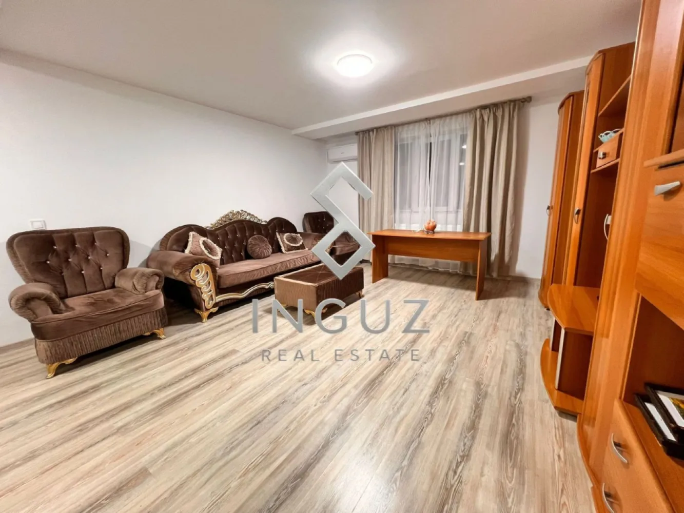 De închiriat – Apartament 2 camere | 75 mp | Etaj 1 | Doamna Ghica - De închiriat – Apartament 2 camere | 75 mp | Etaj 1 | Doamna Ghica – Sector 2

Se oferă spre închiriere un apartament spațios cu 2 camere, situat la etajul 1, pe Strada Dobrici nr. 57–59, în zona Doamna Ghica – Sector 2.

Apartamentul are aproximativ 75 mp și este ideal pentru familii care caută confort, liniște și o zonă sigură pentru locuit.

Detalii apartament:

• 2 camere
• Aproximativ 75 mp
• Compartimentare practică și spațioasă
• Etaj 1
• Curte comună
• Loc de parcare
• Centrală proprie
• Zonă liniștită și sigură

Locație excelentă:

• Doamna Ghica – Sector 2
• Aproape de Colentina și Șoseaua Pantelimon
• În apropiere de Parcul Plumbuita
• Transport public, magazine și farmacii în apropiere

Preț:
• 550 Euro / lună – pentru familii
• 650 Euro / lună – pentru muncitori ( Max 3 Persona ) 

Pentru detalii și vizionări:
📱 +40 774 017 567
📱 +40 724 922 092
✉️ info.inguzrealestate.com