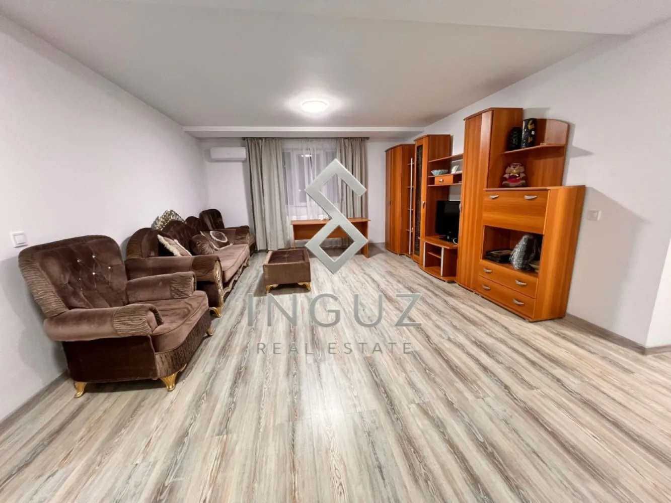 De închiriat – Apartament 2 camere | 75 mp | Etaj 1 | Doamna Ghica - De închiriat – Apartament 2 camere | 75 mp | Etaj 1 | Doamna Ghica – Sector 2

Se oferă spre închiriere un apartament spațios cu 2 camere, situat la etajul 1, pe Strada Dobrici nr. 57–59, în zona Doamna Ghica – Sector 2.

Apartamentul are aproximativ 75 mp și este ideal pentru familii care caută confort, liniște și o zonă sigură pentru locuit.

Detalii apartament:

• 2 camere
• Aproximativ 75 mp
• Compartimentare practică și spațioasă
• Etaj 1
• Curte comună
• Loc de parcare
• Centrală proprie
• Zonă liniștită și sigură

Locație excelentă:

• Doamna Ghica – Sector 2
• Aproape de Colentina și Șoseaua Pantelimon
• În apropiere de Parcul Plumbuita
• Transport public, magazine și farmacii în apropiere

Preț:
• 550 Euro / lună – pentru familii
• 650 Euro / lună – pentru muncitori ( Max 3 Persona ) 

Pentru detalii și vizionări:
📱 +40 774 017 567
📱 +40 724 922 092
✉️ info.inguzrealestate.com