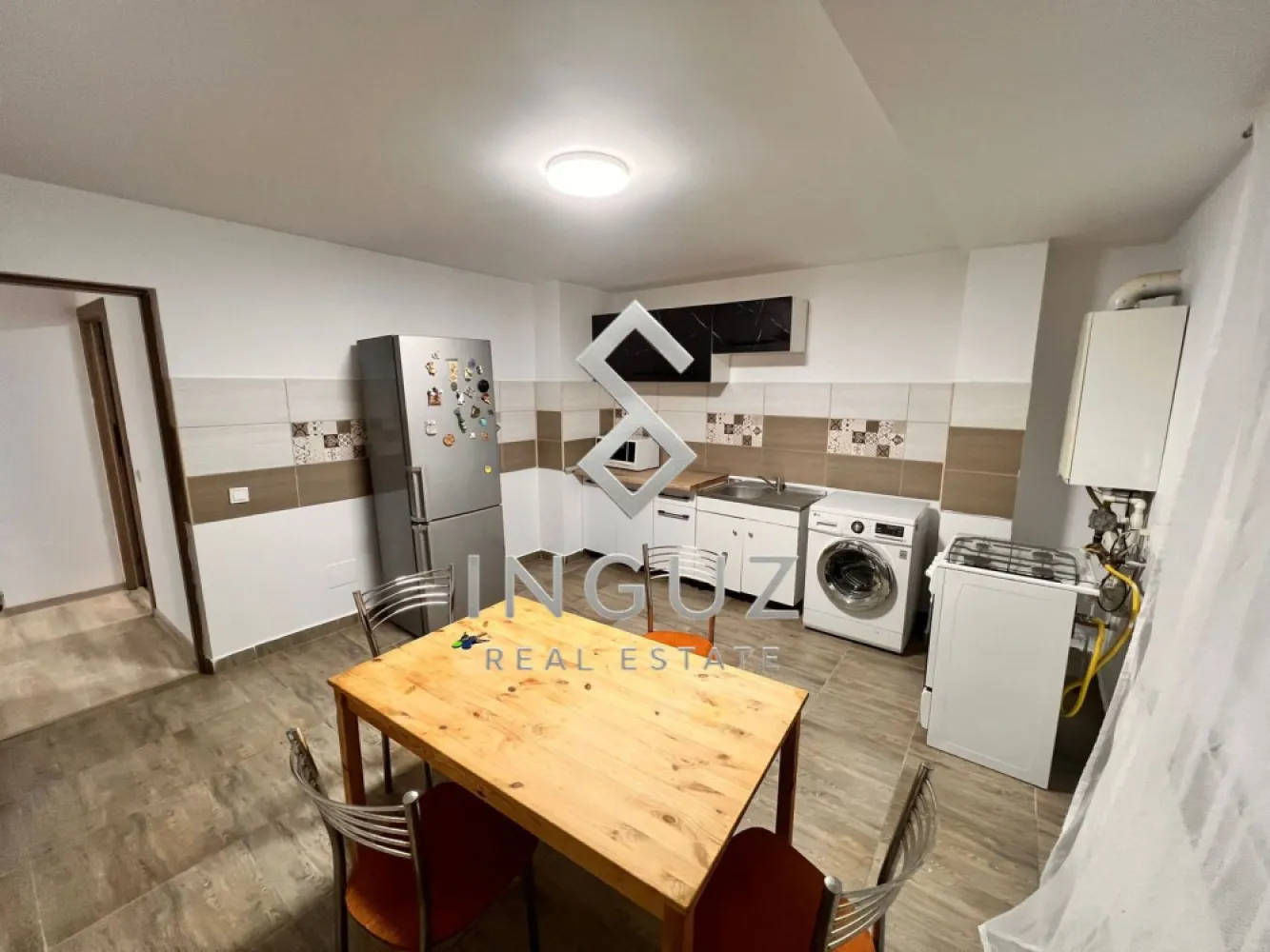 De închiriat – Apartament 2 camere | 75 mp | Etaj 1 | Doamna Ghica - De închiriat – Apartament 2 camere | 75 mp | Etaj 1 | Doamna Ghica – Sector 2

Se oferă spre închiriere un apartament spațios cu 2 camere, situat la etajul 1, pe Strada Dobrici nr. 57–59, în zona Doamna Ghica – Sector 2.

Apartamentul are aproximativ 75 mp și este ideal pentru familii care caută confort, liniște și o zonă sigură pentru locuit.

Detalii apartament:

• 2 camere
• Aproximativ 75 mp
• Compartimentare practică și spațioasă
• Etaj 1
• Curte comună
• Loc de parcare
• Centrală proprie
• Zonă liniștită și sigură

Locație excelentă:

• Doamna Ghica – Sector 2
• Aproape de Colentina și Șoseaua Pantelimon
• În apropiere de Parcul Plumbuita
• Transport public, magazine și farmacii în apropiere

Preț:
• 550 Euro / lună – pentru familii
• 650 Euro / lună – pentru muncitori ( Max 3 Persona ) 

Pentru detalii și vizionări:
📱 +40 774 017 567
📱 +40 724 922 092
✉️ info.inguzrealestate.com