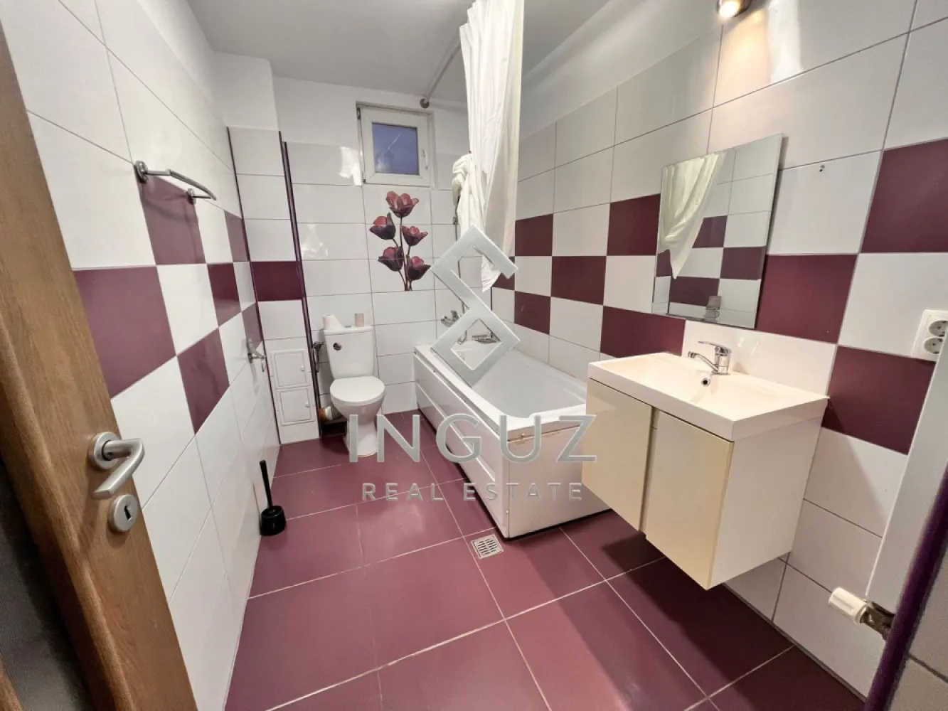 De închiriat – Apartament 2 camere | 75 mp | Etaj 1 | Doamna Ghica - De închiriat – Apartament 2 camere | 75 mp | Etaj 1 | Doamna Ghica – Sector 2

Se oferă spre închiriere un apartament spațios cu 2 camere, situat la etajul 1, pe Strada Dobrici nr. 57–59, în zona Doamna Ghica – Sector 2.

Apartamentul are aproximativ 75 mp și este ideal pentru familii care caută confort, liniște și o zonă sigură pentru locuit.

Detalii apartament:

• 2 camere
• Aproximativ 75 mp
• Compartimentare practică și spațioasă
• Etaj 1
• Curte comună
• Loc de parcare
• Centrală proprie
• Zonă liniștită și sigură

Locație excelentă:

• Doamna Ghica – Sector 2
• Aproape de Colentina și Șoseaua Pantelimon
• În apropiere de Parcul Plumbuita
• Transport public, magazine și farmacii în apropiere

Preț:
• 550 Euro / lună – pentru familii
• 650 Euro / lună – pentru muncitori ( Max 3 Persona ) 

Pentru detalii și vizionări:
📱 +40 774 017 567
📱 +40 724 922 092
✉️ info.inguzrealestate.com