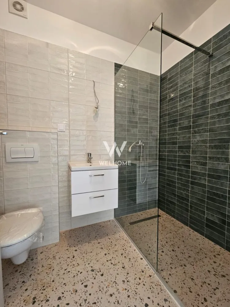 Apartament 2 Camere de Vânzare – Sibiu, Str. Doamna Stanca - Vă oferim oportunitatea de a achiziționa un apartament cu 2 camere într-un imobil nou dotat cu lift, situat în una dintre cele mai căutate zone imobiliare din Sibiu, pe strada Doamna Stanca. Localizarea strategică oferă acces imediat către Shopping City Sibiu, Kaufland și principalele puncte de interes urban.

Specificații și Compartimentare
Apartamentul este situat într-un bloc cu regim de înălțime P+6E+ER și dispune de o suprafață utilă de 48.6 mp, fiind proiectat pentru a oferi un confort optim:
Dormitor: 1
Living cu bucătărie open-space
Baie și hol
Balcon: 4.13 mp

Dotări și Stadiul de Predare
Proprietatea se distinge prin calitatea construcției și flexibilitatea finisării. Exteriorul imobilului și spațiile comune (casa scării, liftul) se predau complet finalizate.

Predarea la cheie include:
Centrală termică proprie și calorifere montate.
Geamuri termopan de înaltă calitate.
Pereți finisați cu lavabilă, parchet, gresie și faianță.
Instalații electrice, termice și sanitare complete.
Ușă metalică la intrare și interfon.
Sistem de contorizare individuală.

Facilități și Parcare
Loc de parcare inclus: Fiecare apartament beneficiază de un loc de parcare delimitat, inclus în prețul de vânzare.

Localizare: Proximitate directă față de școli, grădinițe, clinici medicale și rețeaua de transport în comun.

Modalități de Plată și Prețuri
Achiziția se realizează direct de la dezvoltator, cu comision 0% pentru cumpărător. Se acceptă atât plata cash, cât și prin credit bancar.

Preț Semifinisat: 97.500 Euro (TVA inclus)
Preț La Cheie: 103.700 Euro (TVA inclus)

Contactați-ne pentru detalii suplimentare și programarea unei vizionări
Locație: Str. Doamna Stanca, Sibiu (Zona Kaufland/Mall)