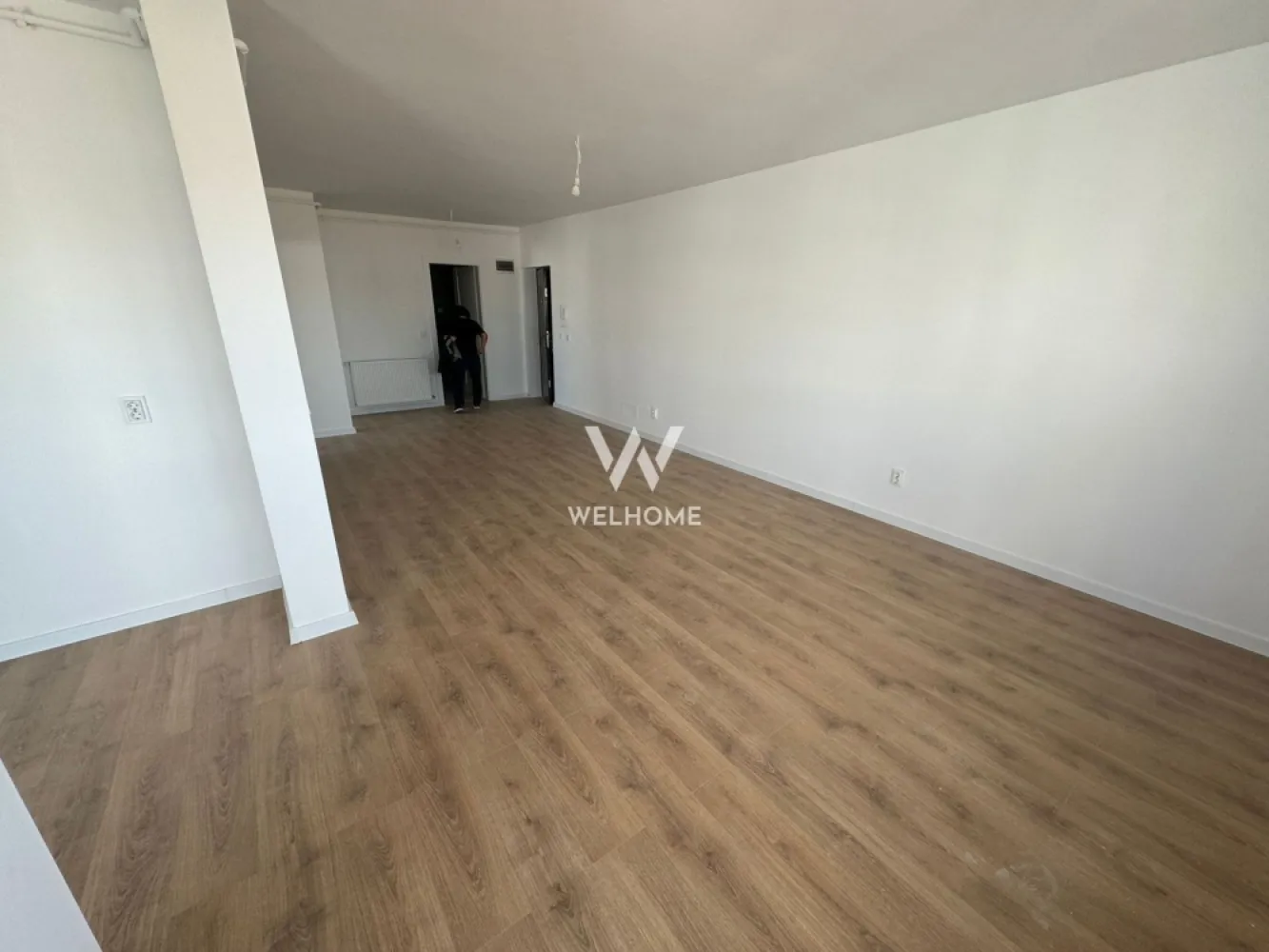 Apartament 2 Camere de Vânzare – Sibiu, Str. Doamna Stanca - Vă oferim oportunitatea de a achiziționa un apartament cu 2 camere într-un imobil nou dotat cu lift, situat în una dintre cele mai căutate zone imobiliare din Sibiu, pe strada Doamna Stanca. Localizarea strategică oferă acces imediat către Shopping City Sibiu, Kaufland și principalele puncte de interes urban.

Specificații și Compartimentare
Apartamentul este situat într-un bloc cu regim de înălțime P+6E+ER și dispune de o suprafață utilă de 48.6 mp, fiind proiectat pentru a oferi un confort optim:
Dormitor: 1
Living cu bucătărie open-space
Baie și hol
Balcon: 4.13 mp

Dotări și Stadiul de Predare
Proprietatea se distinge prin calitatea construcției și flexibilitatea finisării. Exteriorul imobilului și spațiile comune (casa scării, liftul) se predau complet finalizate.

Predarea la cheie include:
Centrală termică proprie și calorifere montate.
Geamuri termopan de înaltă calitate.
Pereți finisați cu lavabilă, parchet, gresie și faianță.
Instalații electrice, termice și sanitare complete.
Ușă metalică la intrare și interfon.
Sistem de contorizare individuală.

Facilități și Parcare
Loc de parcare inclus: Fiecare apartament beneficiază de un loc de parcare delimitat, inclus în prețul de vânzare.

Localizare: Proximitate directă față de școli, grădinițe, clinici medicale și rețeaua de transport în comun.

Modalități de Plată și Prețuri
Achiziția se realizează direct de la dezvoltator, cu comision 0% pentru cumpărător. Se acceptă atât plata cash, cât și prin credit bancar.

Preț Semifinisat: 97.500 Euro (TVA inclus)
Preț La Cheie: 103.700 Euro (TVA inclus)

Contactați-ne pentru detalii suplimentare și programarea unei vizionări
Locație: Str. Doamna Stanca, Sibiu (Zona Kaufland/Mall)
