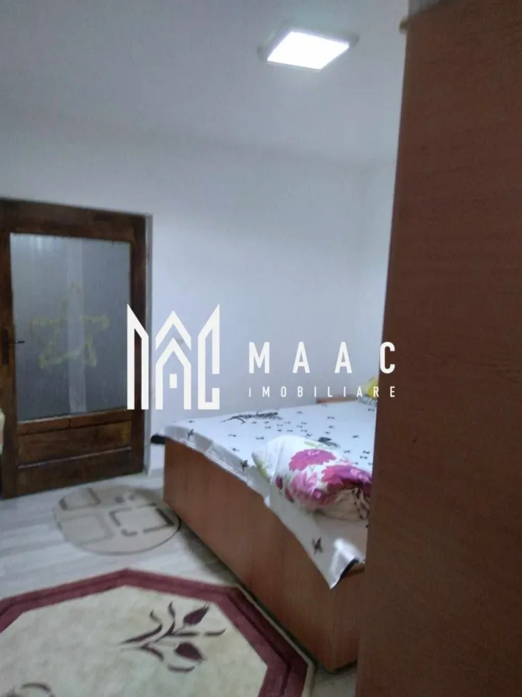 Apartament La Casă | Bucătărie Separată | Piața Cluj - MAAC Imobiliare prezintă un apartament la casă, situat în zona Piața Cluj, ideal pentru cei care caută un spațiu liniștit, cu acces la o curte comună.

Proprietatea dispune de:

Suprafață utilă: 49 mp, 3 camere, bucătărie separată și baie;
Curte comună: Perfectă pentru relaxare sau diverse activități în aer liber, împărțită cu alți vecini;
Compartimentare: Spațiu eficient organizat pentru confortul locatarilor;
Stare interioară: Apartamentul este bine întreținut și poate fi personalizat după preferințe;
Acces facil: Aproape de Piața Cluj, cu acces rapid la magazine, școli și mijloace de transport.

Pentru mai multe detalii sau pentru a programa o vizionare, nu ezitați să ne contactați! ID CP2266956