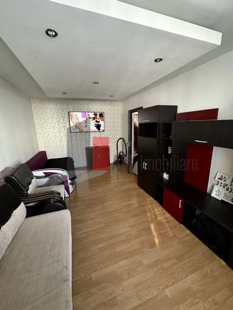 APARTAMENT 2 CAMERE MARGEANULUI- BUZOIENI - Va prezentam spre vanzare un apartament de 2 camere decomandat situat
 in zona Margeanului la etajul 5 din 8 in suprafata de 53 mp.
 Apartamentul are living, dormitor, baie, balcon si afost renovat in totalitate
 si se vinde partial mobilat.
 Pentru mai multe imformatii sau vizionare sunati la 0722 371 033.
