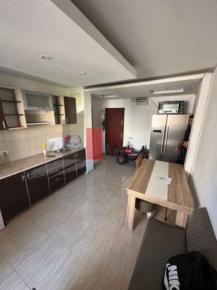 APARTAMENT 2 CAMERE MARGEANULUI- BUZOIENI - Va prezentam spre vanzare un apartament de 2 camere decomandat situat
 in zona Margeanului la etajul 5 din 8 in suprafata de 53 mp.
 Apartamentul are living, dormitor, baie, balcon si afost renovat in totalitate
 si se vinde partial mobilat.
 Pentru mai multe imformatii sau vizionare sunati la 0722 371 033.