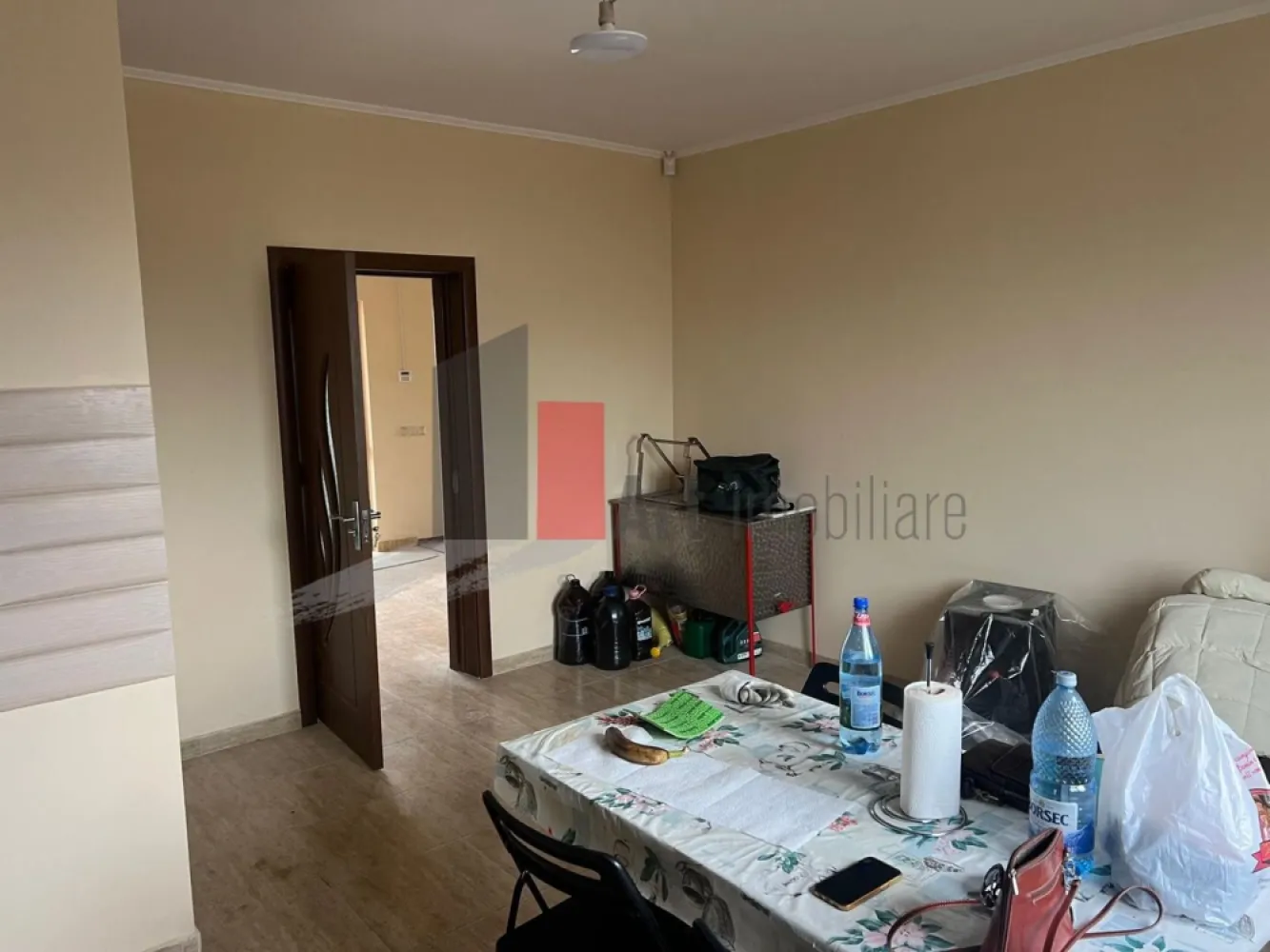 CASA CU TEREN DE 5000MP - JUDET GIURGIU 30KM DE BUCURESTI - Va prezentam spre vanzare casa de 160 mp cu terasa de 25 mp si teren de 5000 mp.
 Locatia casei este localitatea Stejaru , comuna Sangureni pe ruta de la Bucuresti la
 Giurgiu pe un drum lateral din partea dreapta.

 Casa este formata din 2 dormitoare mari , fiecare cu baie , living foarte mare de 40 mp,
 bucatarie , terasa , pod. In curte se gaseste un foisor mare.
 Comfortul termic este asigurat cu centrala termica proprie.
 Terenul de 5000 mp asigura realizarea unei gradini , a unei livezi sau a unei vii iar iesirea 
 din fundul curtii la raul Neajlov devine si mai atractiv.
 
 Pentru alte imformatii sau vizionare sunati la 0722 371 033.