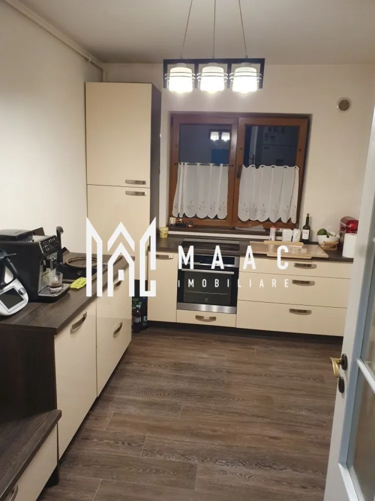 Apartament 3 camere | Etaj 2 | Balcon | Calea Cisnadiei - MAAC Imobiliare ofera spre vanzare apartament de 3 camere, complet mobilat si utilat, in zona Calea Cisnadiei - Arhitectilor.

Locuinta decomandata are suprafata utila de 87mp, se afla la etajul 2/3 al unui imobil izolat si este alcatuita din living spatios, bucatarie inchisa cu toate facilitatille, doua dormitoare, 2 bai cu geam, 3 holuri, debara si balcon de 10.7mp.

Aferent - loc de parcare propriu suprateran.

Apartamentul are disponibilitate imediata si este lipsit de sarcini.

Pentru mai multe detalii sau pentru a programa o vizionare, va rugam specificati: CP2264017