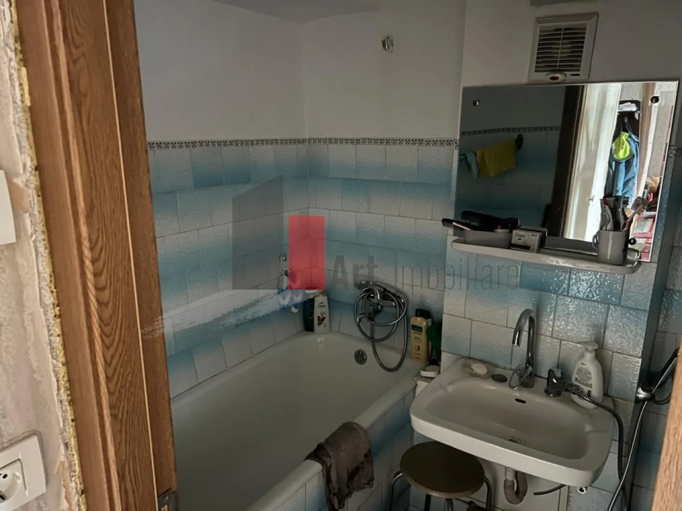 APARTAMENT 2 CAMERE - MEGA MALL - Va prezentam un apartament de 2 camere decomandate situat la etajul 5 al unui bloc
 construit in Pantelimon chiar langa Mega Mall, cu suprafata totala de 59mp.
 Apartamentul are 2 camere, living si dormitor , baie , 2 debarale , bucatarie, balcon mare.
 Comfortul termic este asigurat de la sistemul centralizat de termoficare.
 Blocul este anvelopat, si are 2 lifturi.
 Pentru alte imformatii sau vizionare va sunati la 0722 371 033.