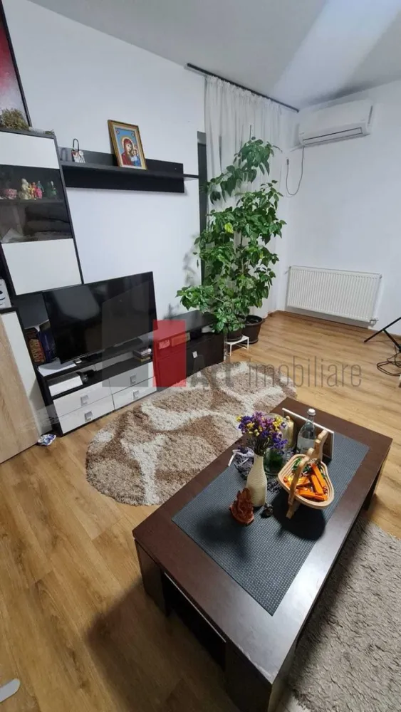 De vânzare apartament 2 camere Complex Rezidențial Rotar Park 1 - Vindem apartament cu 2 camere decomandat in complexul rezidential Rotar Park 1.
Situat la 2 minute de mers pe jos de metrou păcii, complexul dispune de pază cu barieră, parc pentru copiii, zona verde si multe alte facilități, magazine,bănci, restaurante.
Apartamentul se vinde mobilat sau nemobilat.
Adresă Bulevardul Iuliu Maniu nr 244G
