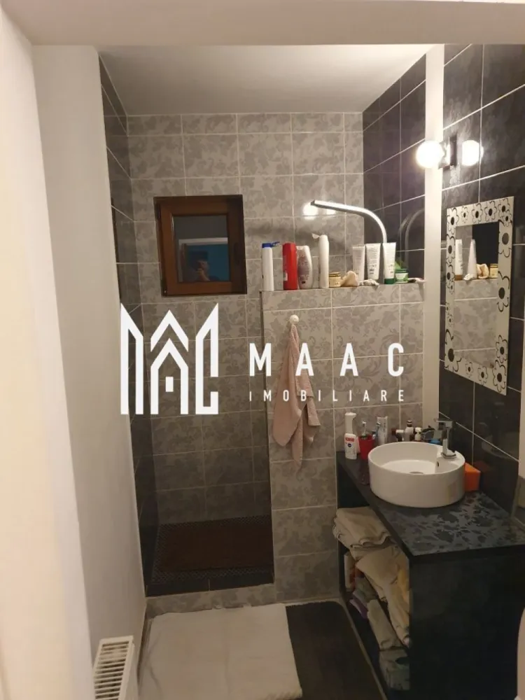Apartament 3 camere | Etaj 2 | Balcon | Calea Cisnadiei - MAAC Imobiliare ofera spre vanzare apartament de 3 camere, complet mobilat si utilat, in zona Calea Cisnadiei - Arhitectilor.

Locuinta decomandata are suprafata utila de 87mp, se afla la etajul 2/3 al unui imobil izolat si este alcatuita din living spatios, bucatarie inchisa cu toate facilitatille, doua dormitoare, 2 bai cu geam, 3 holuri, debara si balcon de 10.7mp.

Aferent - loc de parcare propriu suprateran.

Apartamentul are disponibilitate imediata si este lipsit de sarcini.

Pentru mai multe detalii sau pentru a programa o vizionare, va rugam specificati: CP2264017