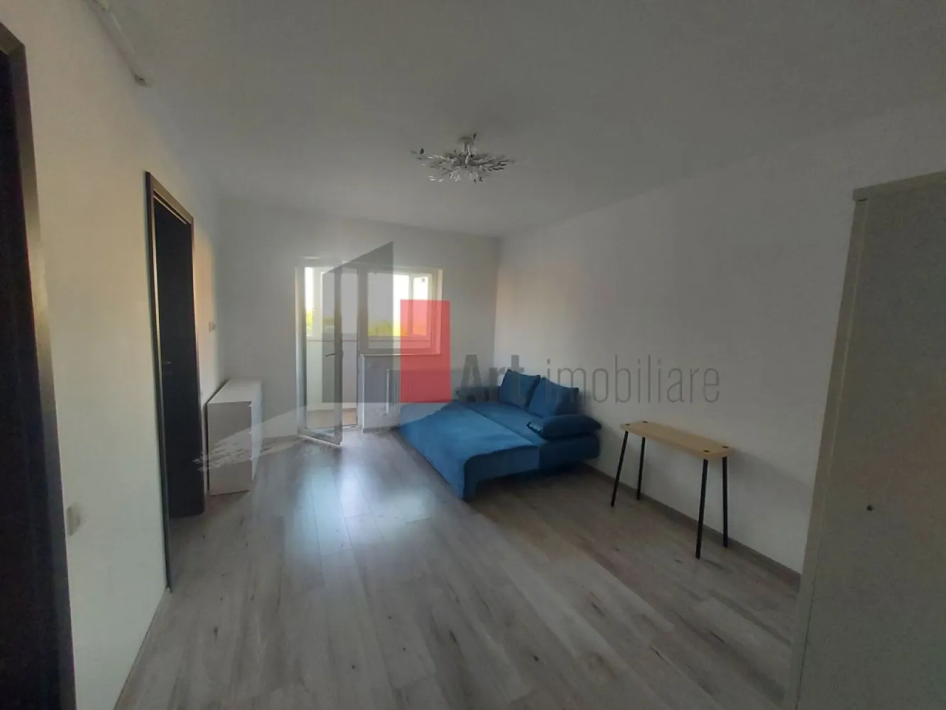 Garsoniera de inchiriat-Aparatorii Patriei-cu centrala - Garsoniera în complex rezidenţial, complet mobilata, cu bucatarie inchisa, cu aer conditionat (urmeaza sa se puna), cu balcon inchis, la etajul 4/4, SD, constructie 2022, cu o suprafata de 37MP, cu centrala, TV mare, cu lift. Locuinta este la 2 statii autobuz de metrou Aparatorii Patriei/Dimitrie Leonida, aprox la 15 min mers pe jos. NU se permit animale de companie. NU se accepta persoane care fumeaza. Se solicita o luna avans si o luna garantie.