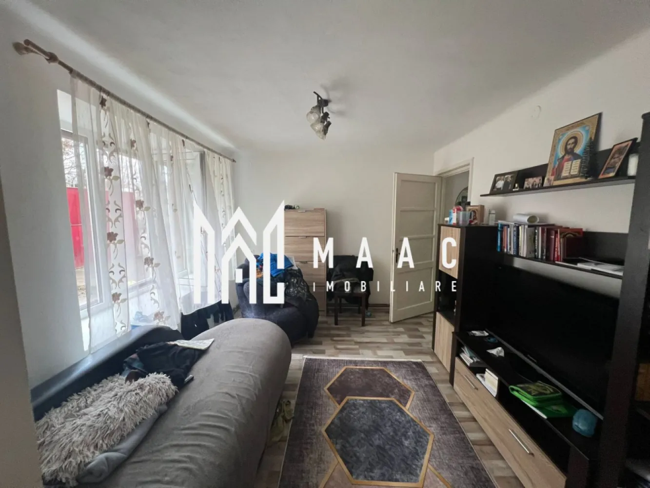 Apartament la casa | Demisol | 3 camere | Pivnita | 89 MPU | Sub Arini - MAAC Imobiliare vă propune spre vânzare un apartament la casă situat în zona Sub Arin, o locație apreciată pentru liniște, proximitatea față de parc și accesul facil către punctele de interes ale orașului. Proprietatea este ideală pentru cei care își doresc spațiu generos, curte proprie și posibilitatea de personalizare prin renovare.

Apartamentul are o suprafață utilă de 89,3 mp, fiind amplasat pe un teren total de 293 mp, din care 176 mp reprezintă curte proprie. Compartimentarea este practică și bine proporționată, oferind multiple posibilități de amenajare.

Compartimentare:
-3 camere
-Bucătărie
-Hol
-Baie
-Cămară
-Debara

Proprietatea beneficiază de grădină privată în fața casei, potrivită pentru relaxare sau amenajare peisagistică, precum și de loc de parcare în curtea proprie. Vederea către parc oferă un plus de confort, lumină naturală și aer curat.

Imobilul necesită renovare, aspect ce oferă oportunitatea amenajării conform preferințelor viitorului proprietar. Se vinde complet utilat, facilitând tranziția către noua locuință.

Datorită amplasării în zona Sub Arin și a suprafețelor generoase, această proprietate reprezintă o oportunitate atât pentru locuință personală, cât și pentru investiție.

Pentru mai multe informații vă rugăm să ne contactați telefonic specificând CP2262612.