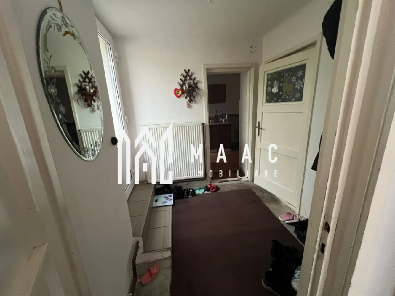 Apartament la casa | Demisol | 3 camere | Pivnita | 89 MPU | Sub Arini - MAAC Imobiliare vă propune spre vânzare un apartament la casă situat în zona Sub Arin, o locație apreciată pentru liniște, proximitatea față de parc și accesul facil către punctele de interes ale orașului. Proprietatea este ideală pentru cei care își doresc spațiu generos, curte proprie și posibilitatea de personalizare prin renovare.

Apartamentul are o suprafață utilă de 89,3 mp, fiind amplasat pe un teren total de 293 mp, din care 176 mp reprezintă curte proprie. Compartimentarea este practică și bine proporționată, oferind multiple posibilități de amenajare.

Compartimentare:
-3 camere
-Bucătărie
-Hol
-Baie
-Cămară
-Debara

Proprietatea beneficiază de grădină privată în fața casei, potrivită pentru relaxare sau amenajare peisagistică, precum și de loc de parcare în curtea proprie. Vederea către parc oferă un plus de confort, lumină naturală și aer curat.

Imobilul necesită renovare, aspect ce oferă oportunitatea amenajării conform preferințelor viitorului proprietar. Se vinde complet utilat, facilitând tranziția către noua locuință.

Datorită amplasării în zona Sub Arin și a suprafețelor generoase, această proprietate reprezintă o oportunitate atât pentru locuință personală, cât și pentru investiție.

Pentru mai multe informații vă rugăm să ne contactați telefonic specificând CP2262612.
