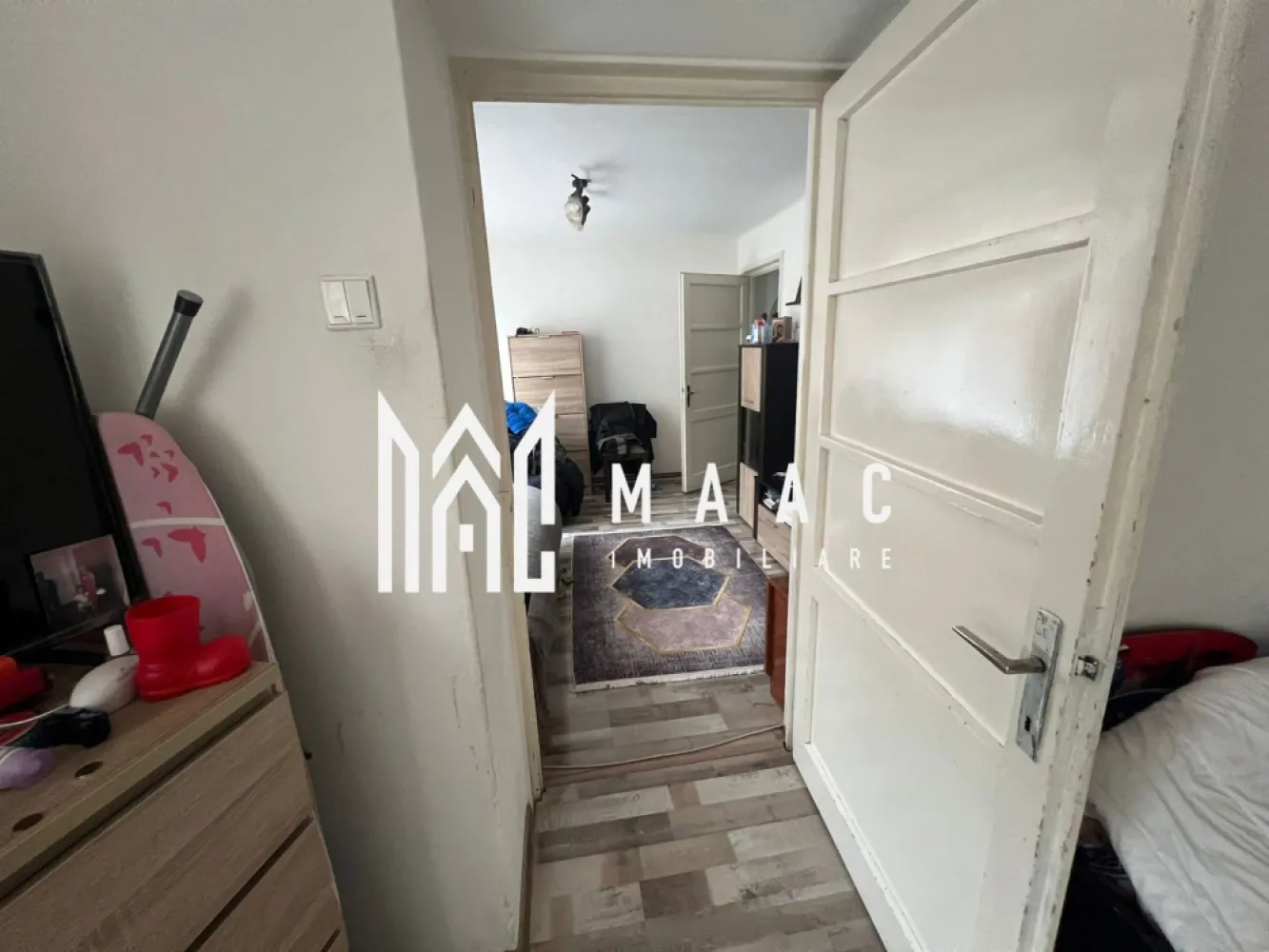 Apartament la casa | Demisol | 3 camere | Pivnita | 89 MPU | Sub Arini - MAAC Imobiliare vă propune spre vânzare un apartament la casă situat în zona Sub Arin, o locație apreciată pentru liniște, proximitatea față de parc și accesul facil către punctele de interes ale orașului. Proprietatea este ideală pentru cei care își doresc spațiu generos, curte proprie și posibilitatea de personalizare prin renovare.

Apartamentul are o suprafață utilă de 89,3 mp, fiind amplasat pe un teren total de 293 mp, din care 176 mp reprezintă curte proprie. Compartimentarea este practică și bine proporționată, oferind multiple posibilități de amenajare.

Compartimentare:
-3 camere
-Bucătărie
-Hol
-Baie
-Cămară
-Debara

Proprietatea beneficiază de grădină privată în fața casei, potrivită pentru relaxare sau amenajare peisagistică, precum și de loc de parcare în curtea proprie. Vederea către parc oferă un plus de confort, lumină naturală și aer curat.

Imobilul necesită renovare, aspect ce oferă oportunitatea amenajării conform preferințelor viitorului proprietar. Se vinde complet utilat, facilitând tranziția către noua locuință.

Datorită amplasării în zona Sub Arin și a suprafețelor generoase, această proprietate reprezintă o oportunitate atât pentru locuință personală, cât și pentru investiție.

Pentru mai multe informații vă rugăm să ne contactați telefonic specificând CP2262612.
