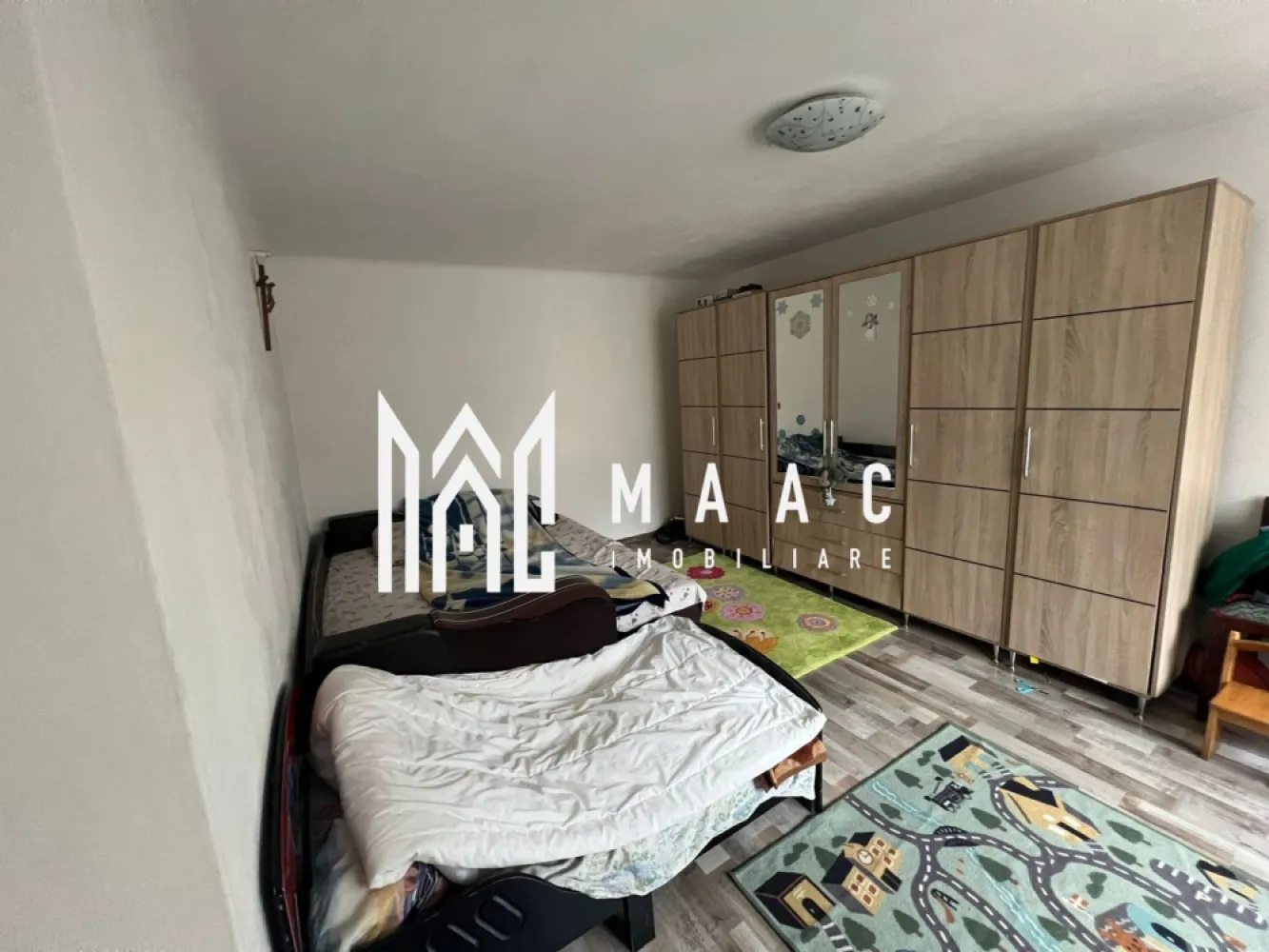 Apartament la casa | Demisol | 3 camere | Pivnita | 89 MPU | Sub Arini - MAAC Imobiliare vă propune spre vânzare un apartament la casă situat în zona Sub Arin, o locație apreciată pentru liniște, proximitatea față de parc și accesul facil către punctele de interes ale orașului. Proprietatea este ideală pentru cei care își doresc spațiu generos, curte proprie și posibilitatea de personalizare prin renovare.

Apartamentul are o suprafață utilă de 89,3 mp, fiind amplasat pe un teren total de 293 mp, din care 176 mp reprezintă curte proprie. Compartimentarea este practică și bine proporționată, oferind multiple posibilități de amenajare.

Compartimentare:
-3 camere
-Bucătărie
-Hol
-Baie
-Cămară
-Debara

Proprietatea beneficiază de grădină privată în fața casei, potrivită pentru relaxare sau amenajare peisagistică, precum și de loc de parcare în curtea proprie. Vederea către parc oferă un plus de confort, lumină naturală și aer curat.

Imobilul necesită renovare, aspect ce oferă oportunitatea amenajării conform preferințelor viitorului proprietar. Se vinde complet utilat, facilitând tranziția către noua locuință.

Datorită amplasării în zona Sub Arin și a suprafețelor generoase, această proprietate reprezintă o oportunitate atât pentru locuință personală, cât și pentru investiție.

Pentru mai multe informații vă rugăm să ne contactați telefonic specificând CP2262612.